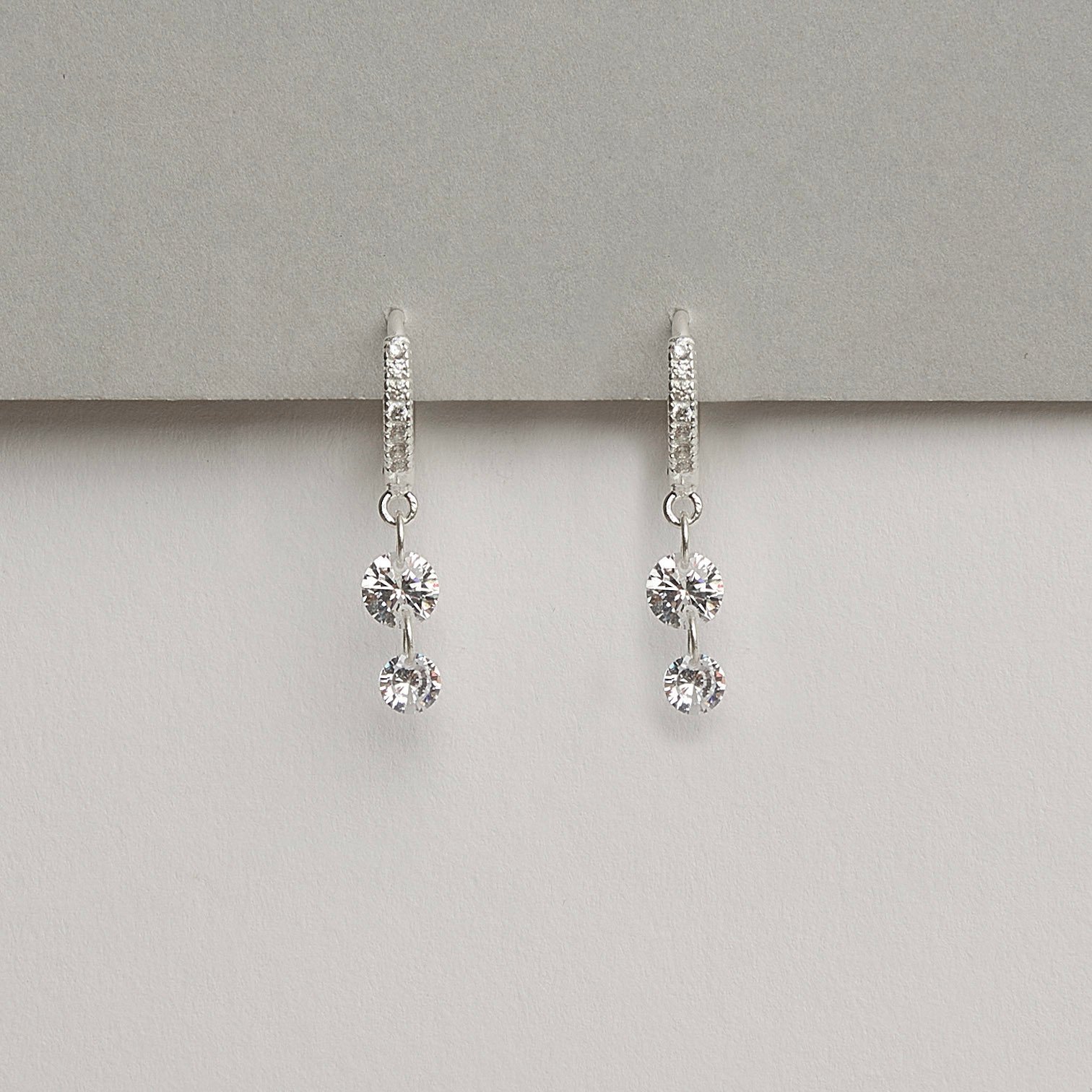Imagem Secundária Argola click cravejada 11mm pingente 2 zircônias