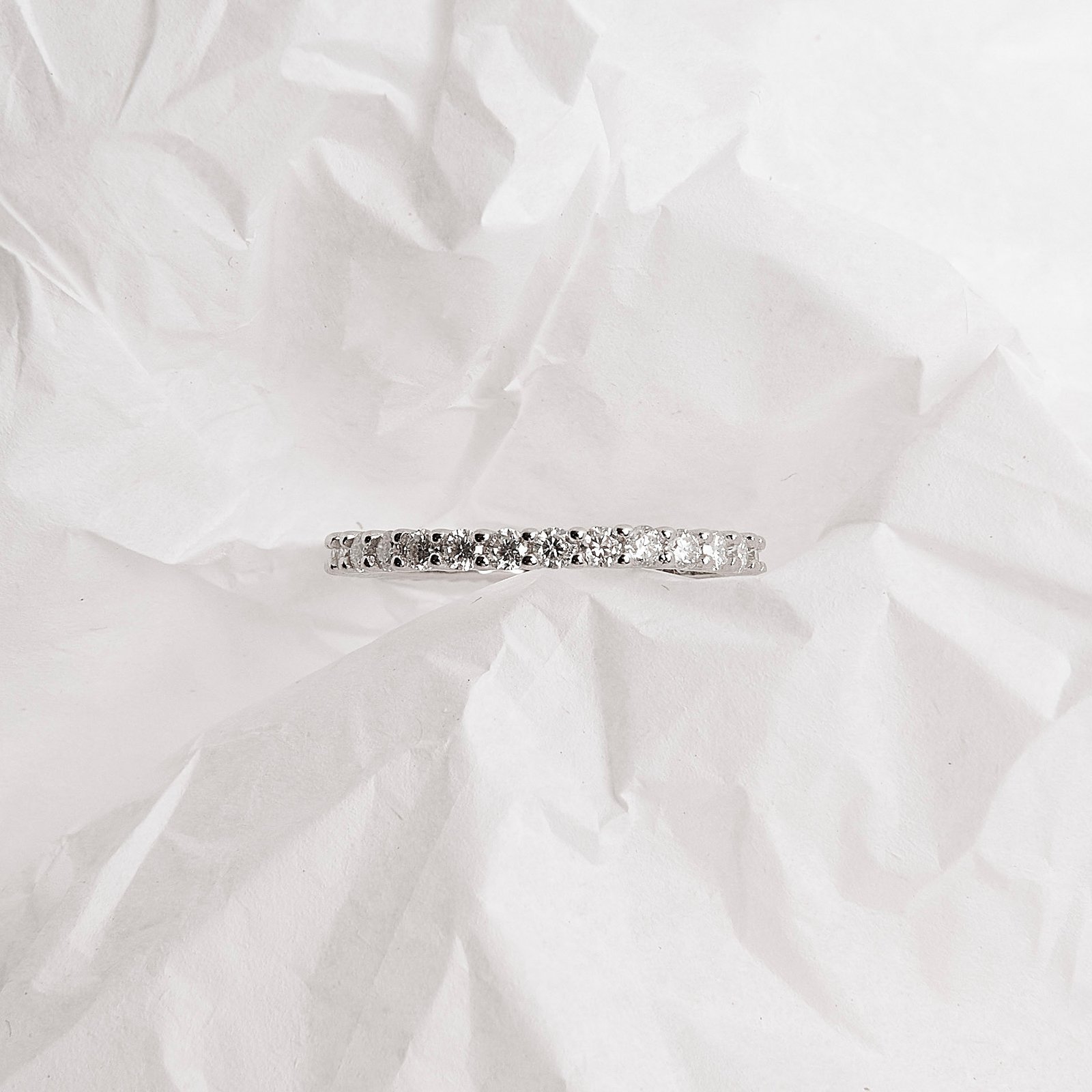 Anel aliança cravejada com moissanites 2mm