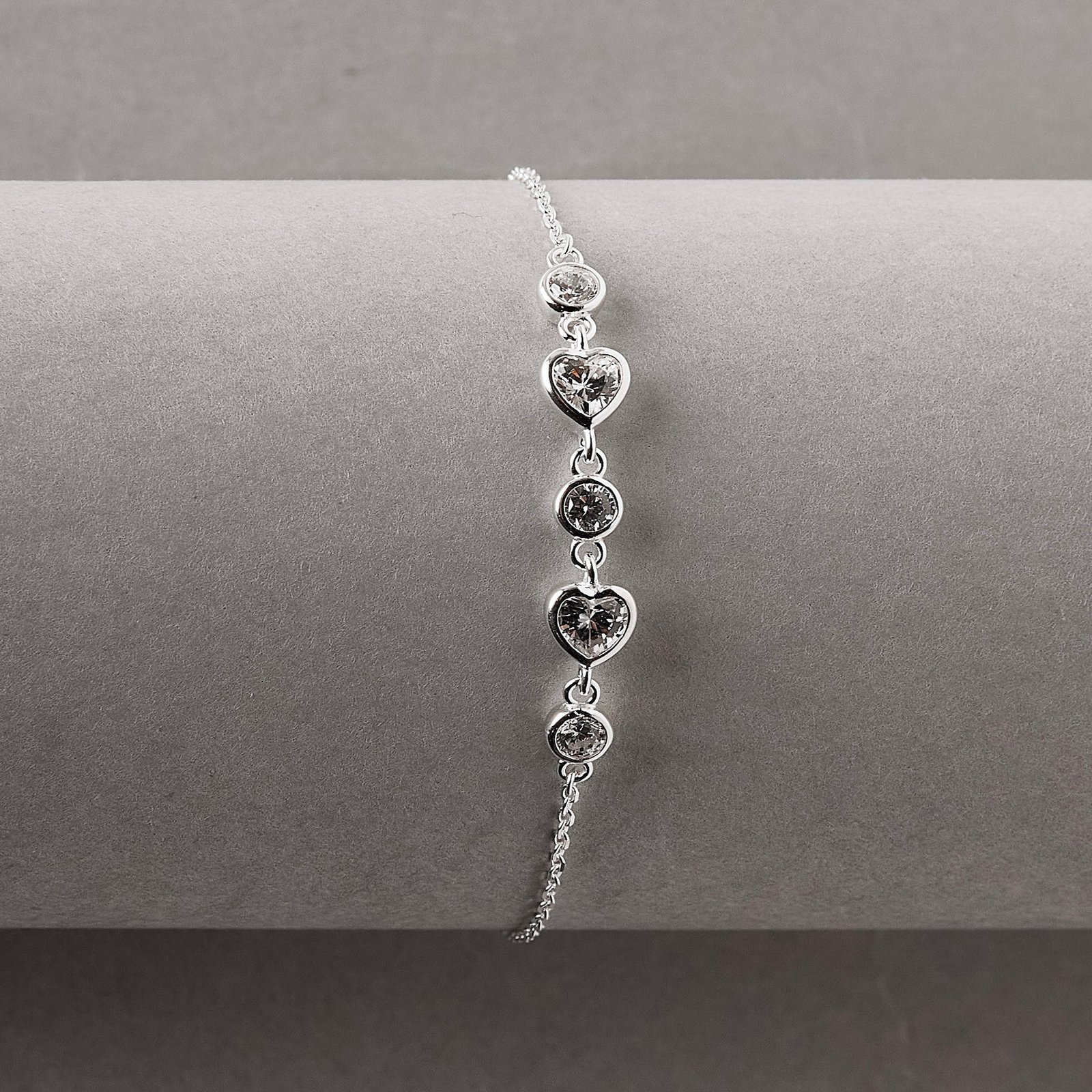 Imagem Secundária Pulseira entremeio coração e zircônia redonda 16+4cm
