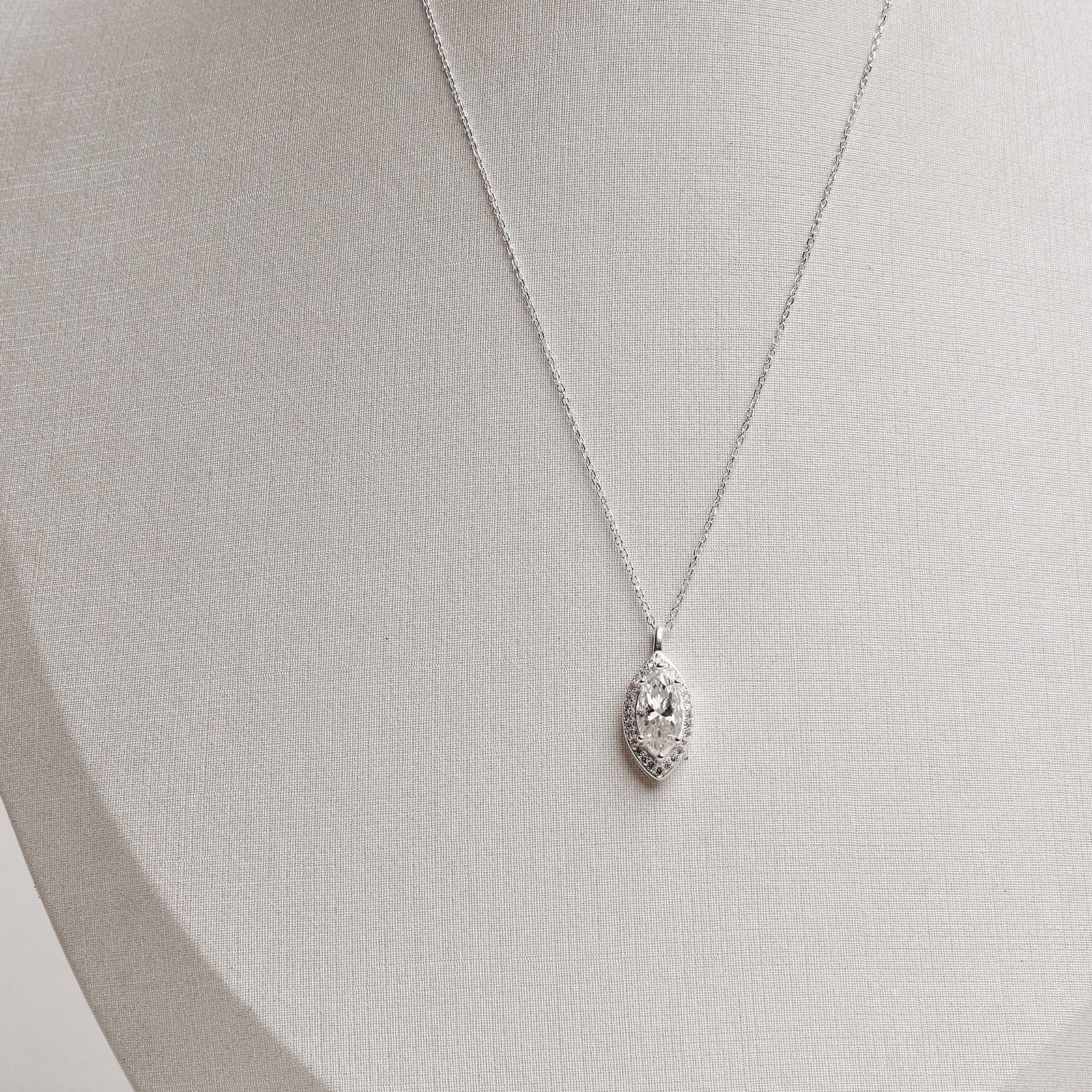 Imagem Secundária Colar pingente moissanite navete 12x6mm com cravejado corrente cadeado 40+5cm
