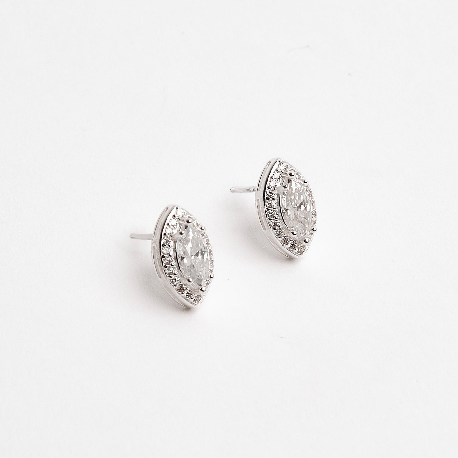 Brinco moissanite navete 8x4mm com cravejado