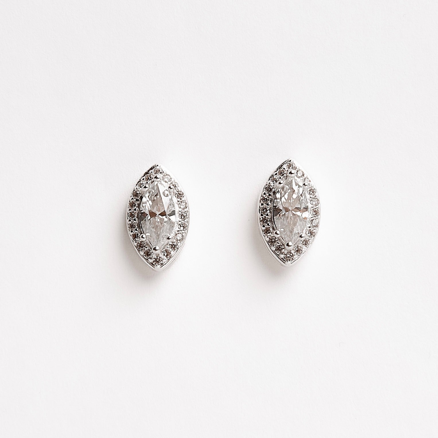Imagem Brinco moissanite navete 8x4mm com cravejado