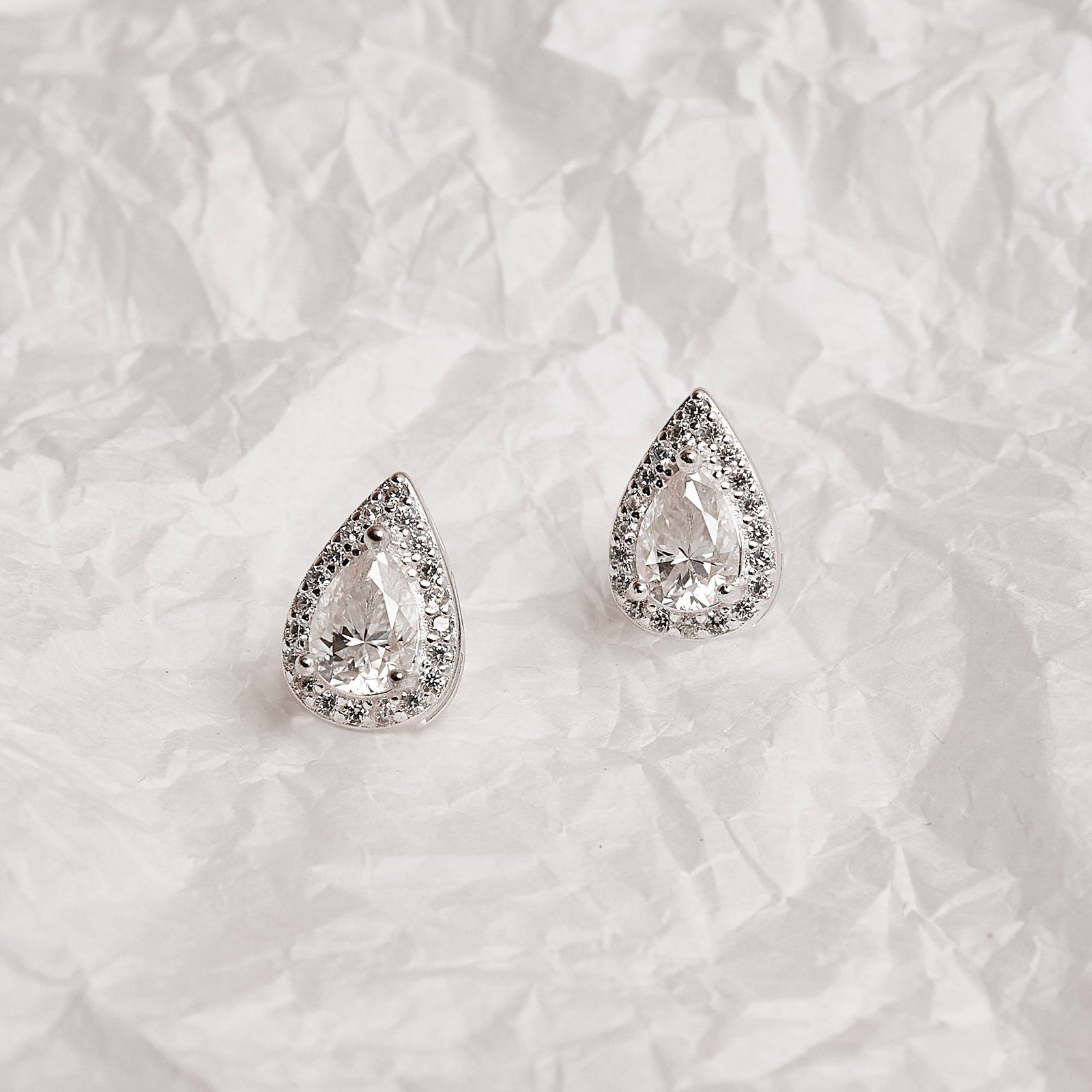 Brinco moissanite gota 7x5mm com cravejado