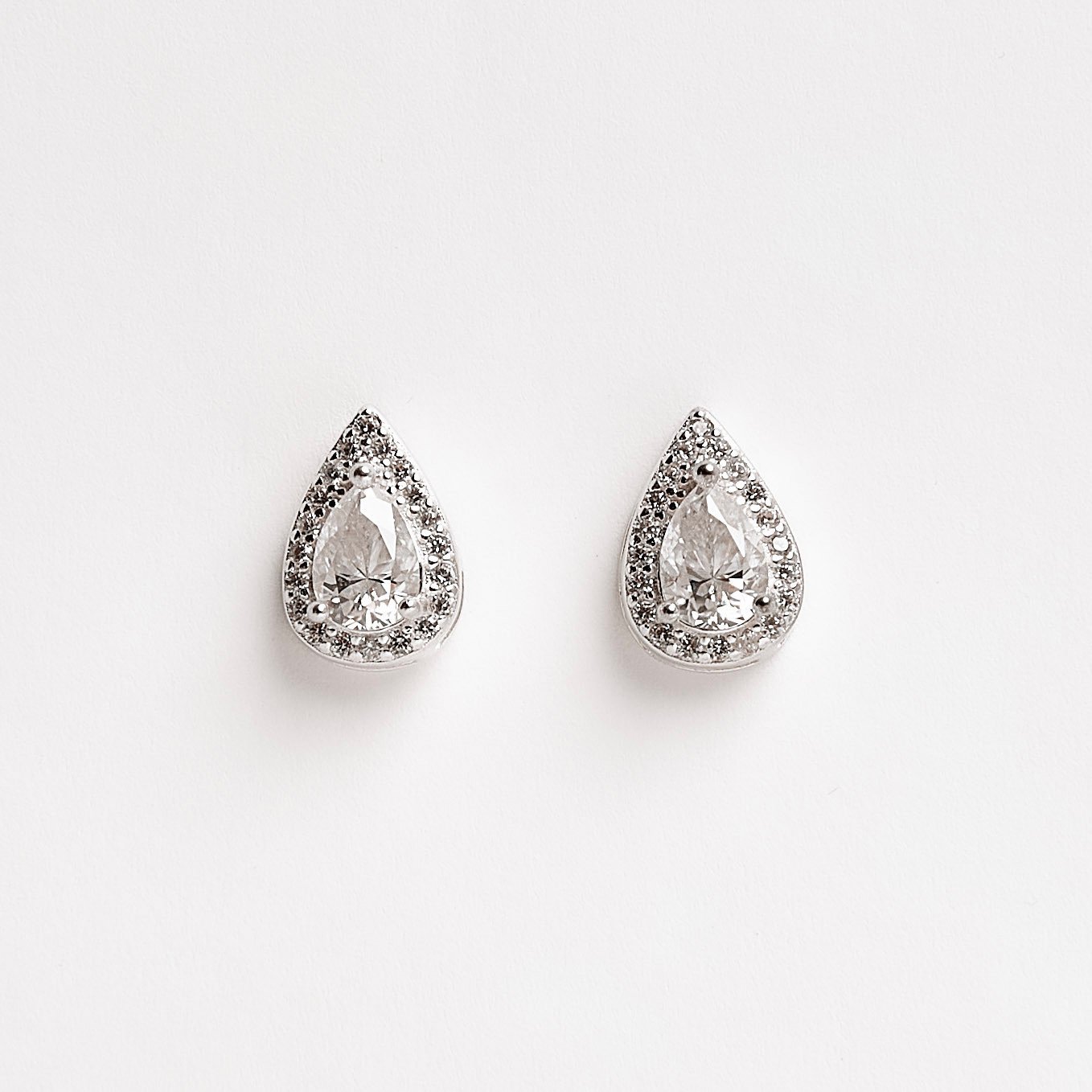 Imagem Brinco moissanite gota 7x5mm com cravejado