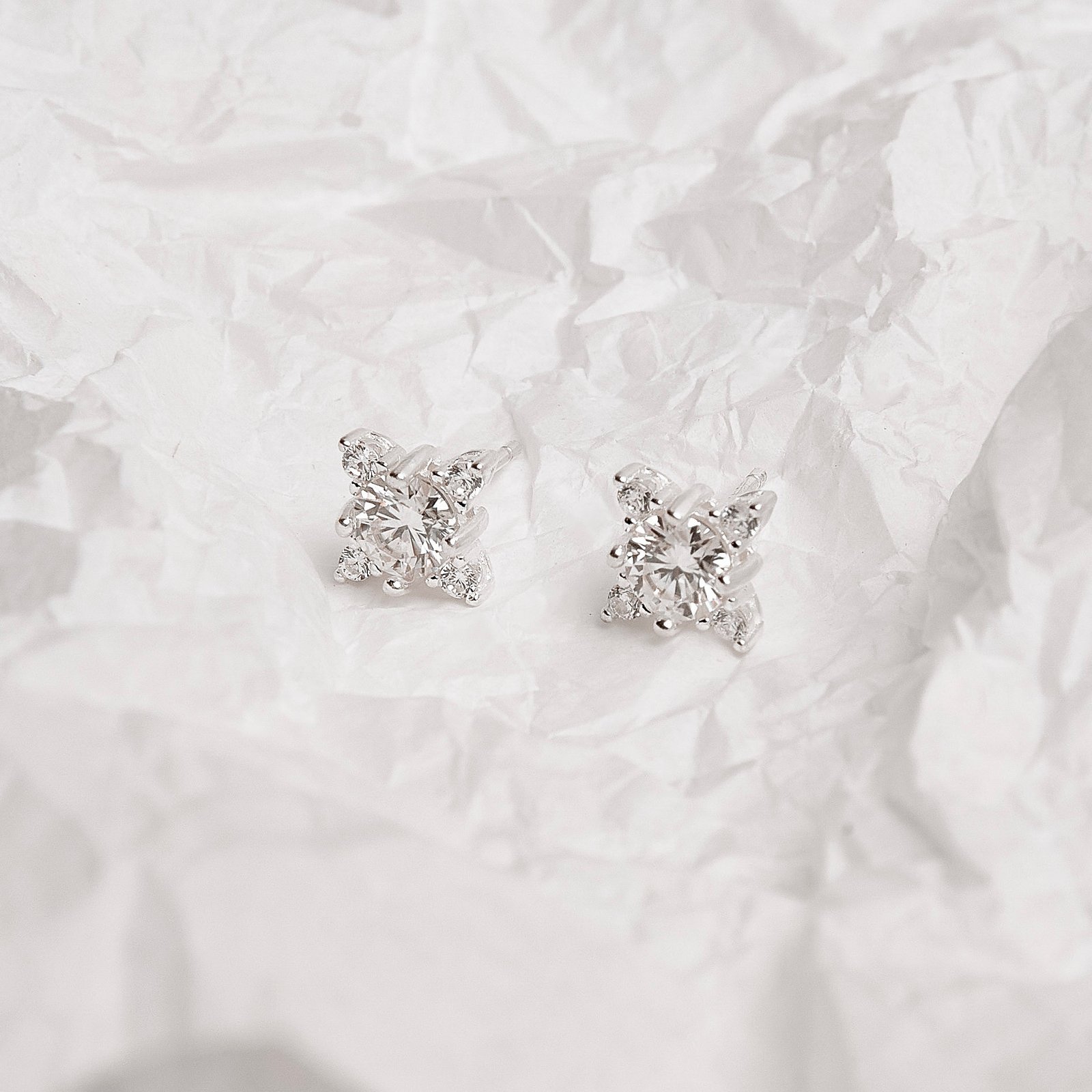 Brinco moissanite 5mm com cravejado