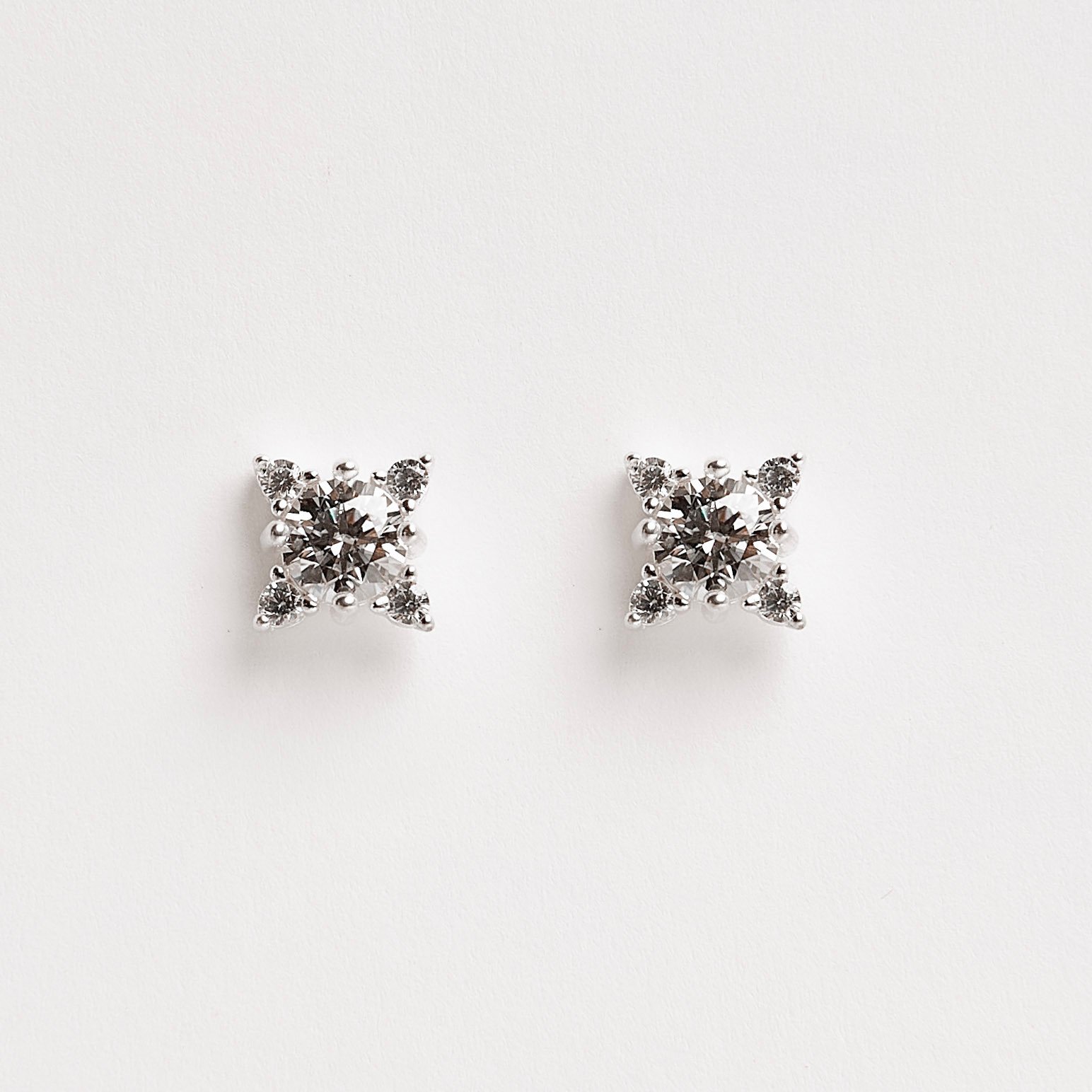 Imagem Brinco moissanite 5mm com cravejado