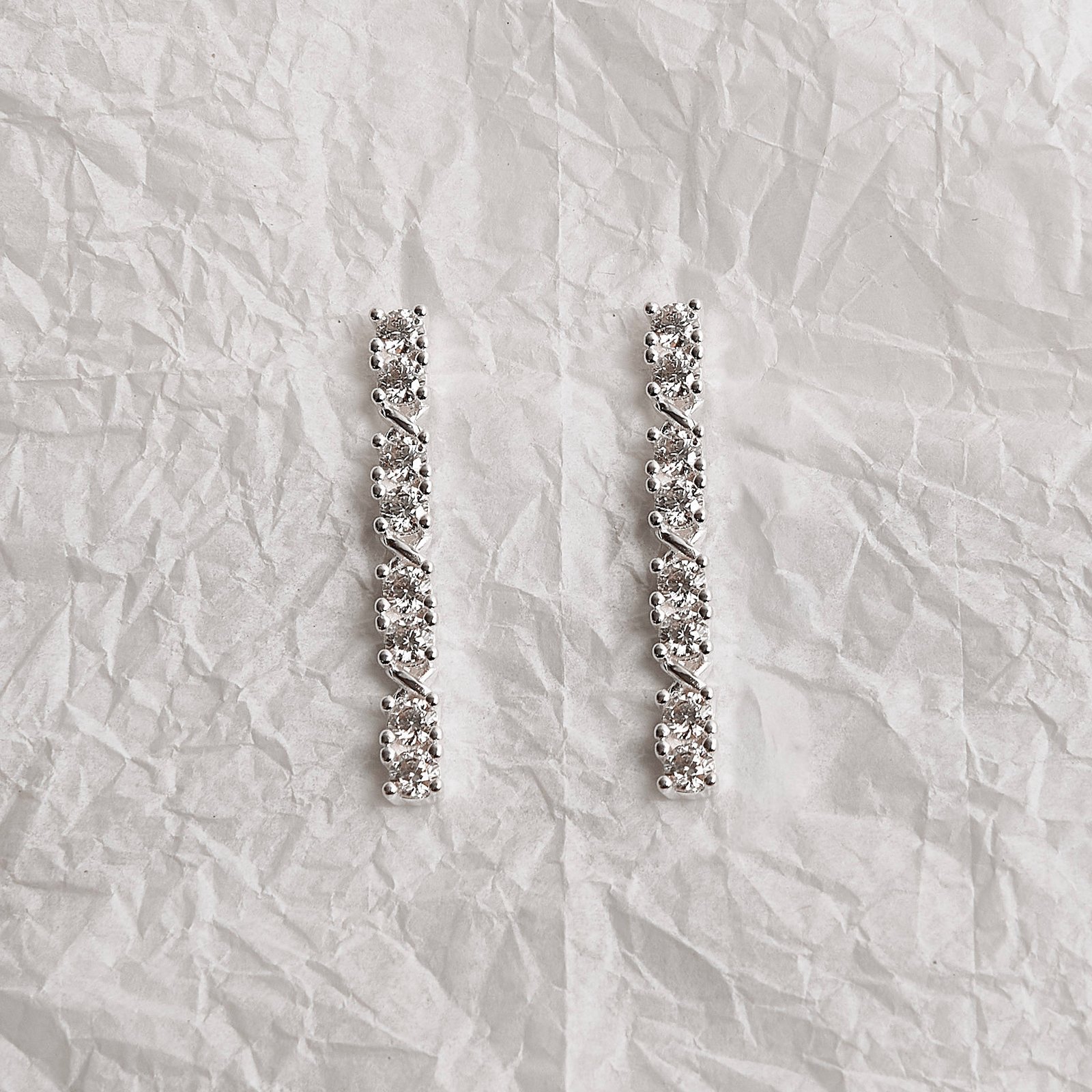 Brinco palito cravejado de moissanites 3mm