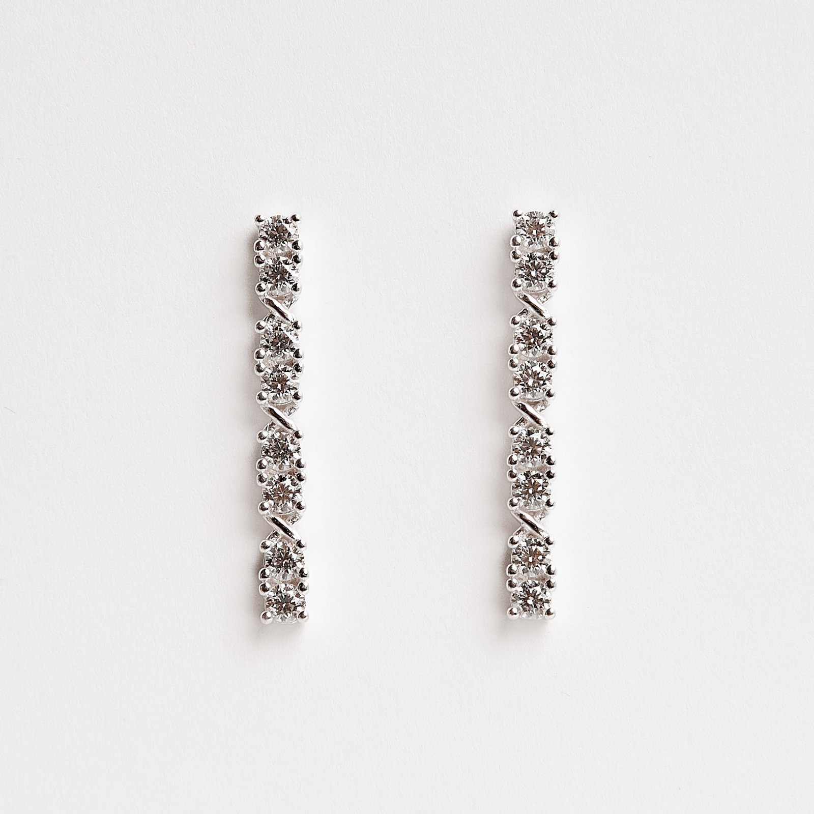 Imagem Brinco palito cravejado de moissanites 3mm