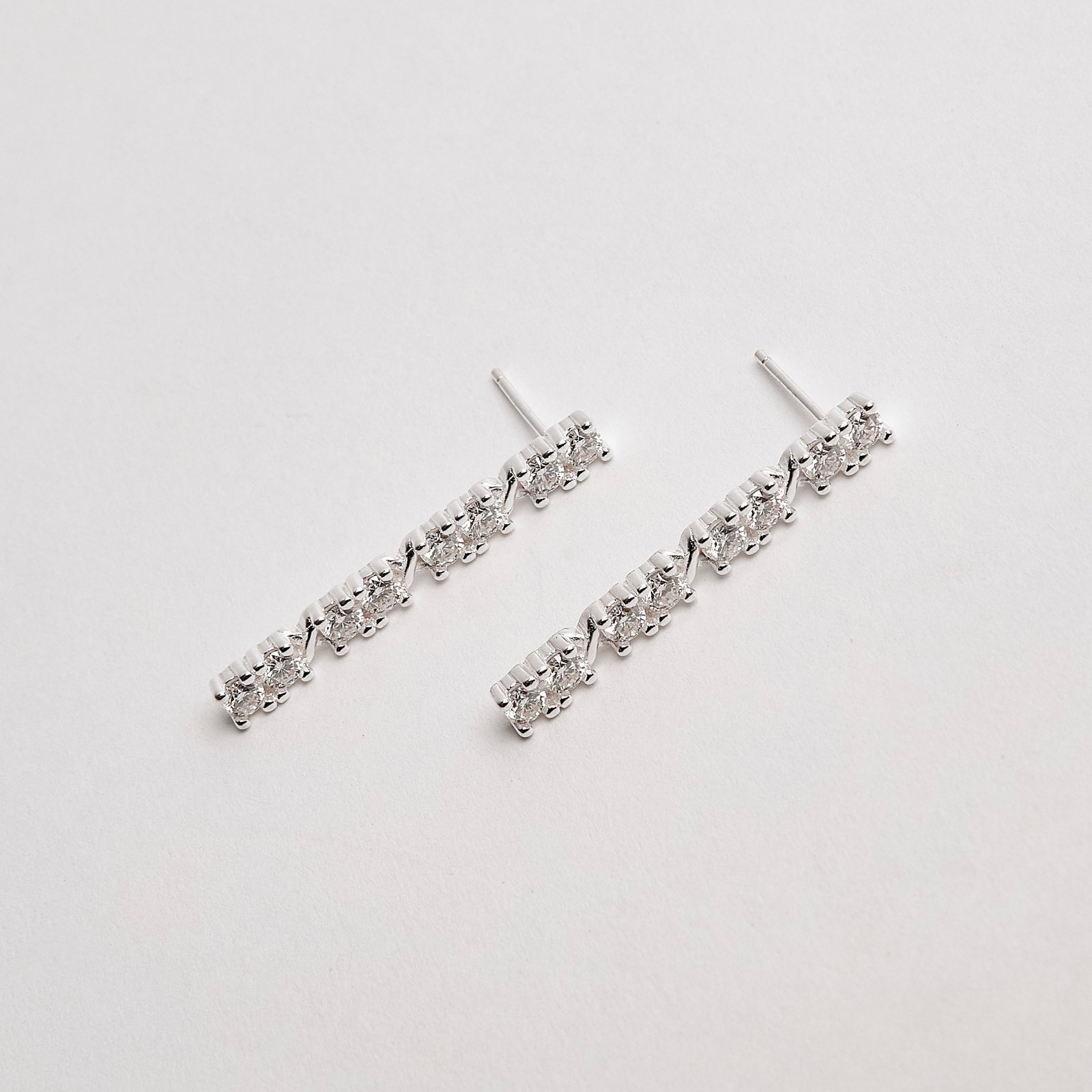 Imagem Secundária Brinco palito cravejado de moissanites 3mm