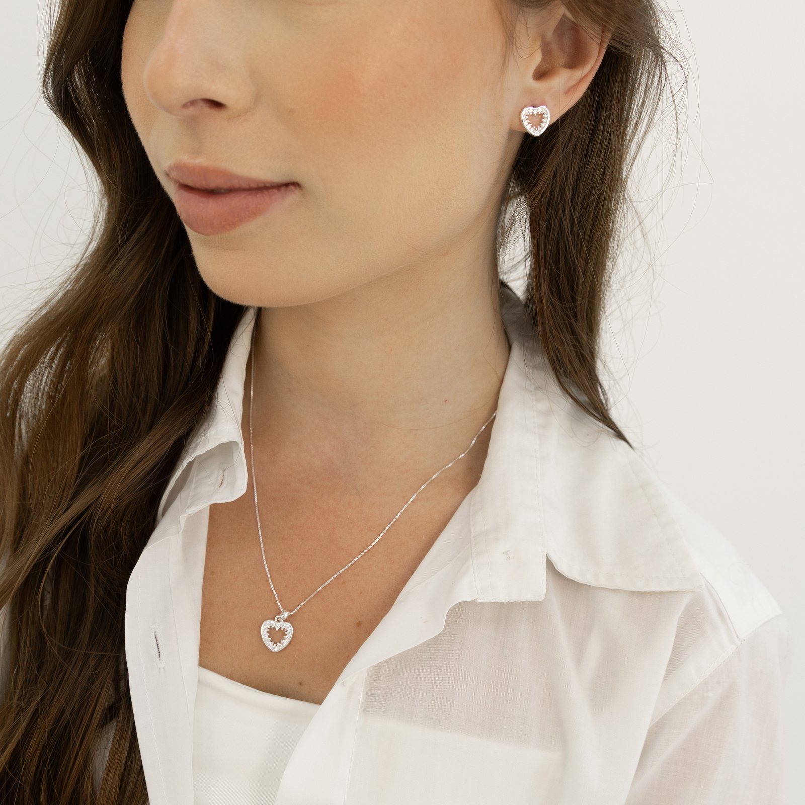Conjunto brinco e colar coração vazado cravejado 13mm 45cm