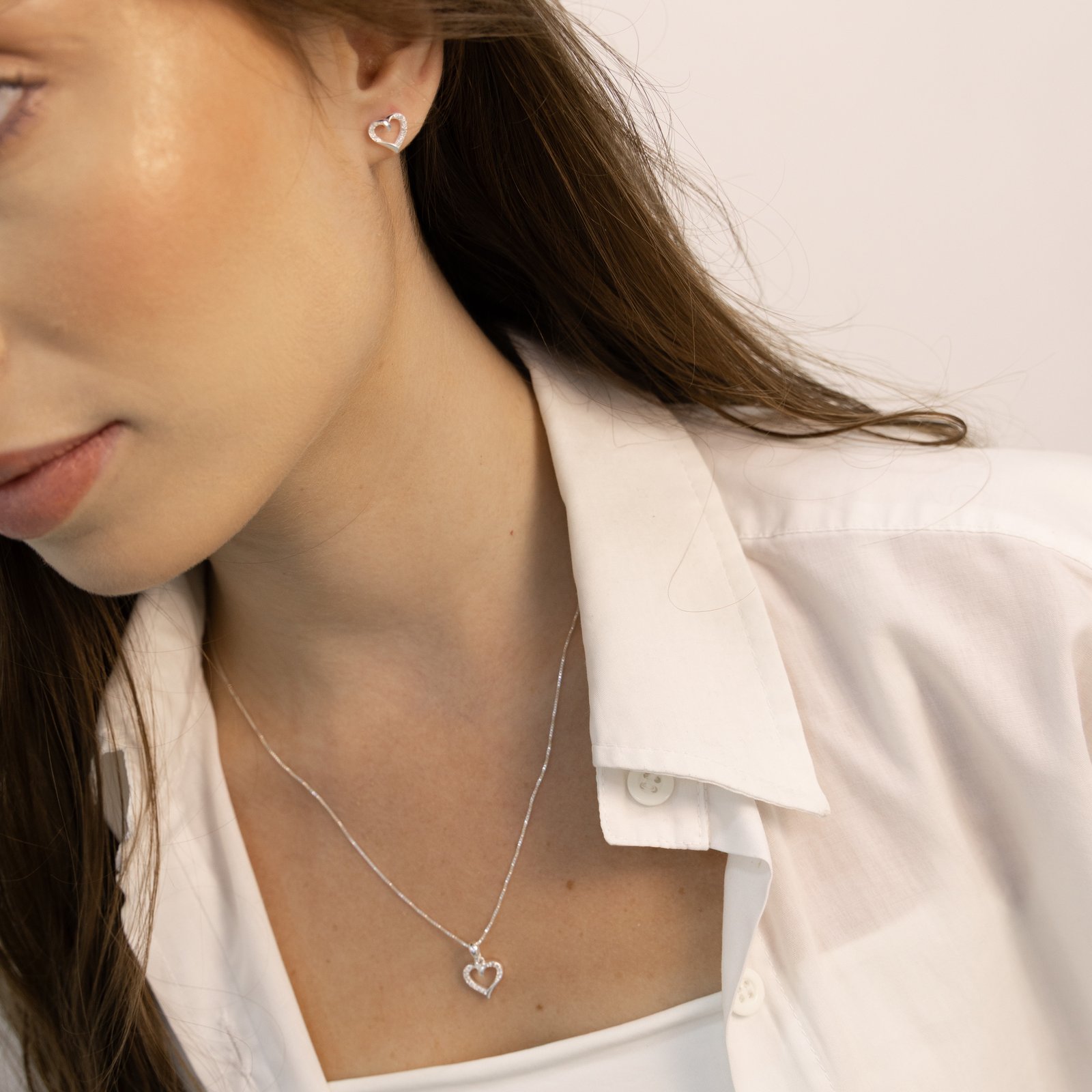 Conjunto brinco e colar coração vazado com zircônias 11mm 45cm