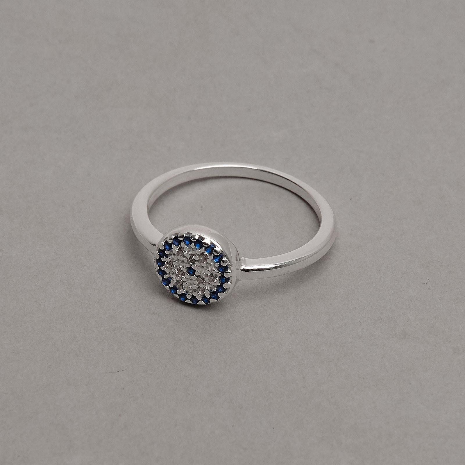 Anel círculo cravejado cristal e azul