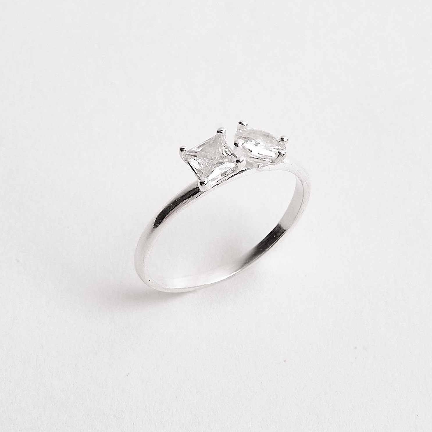 Anel zircônias quadrada e oval cristal