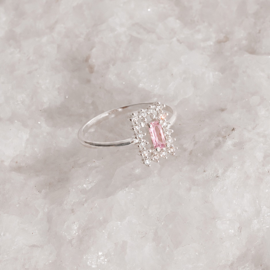 Anel zircônia retangular rosa com cravejado