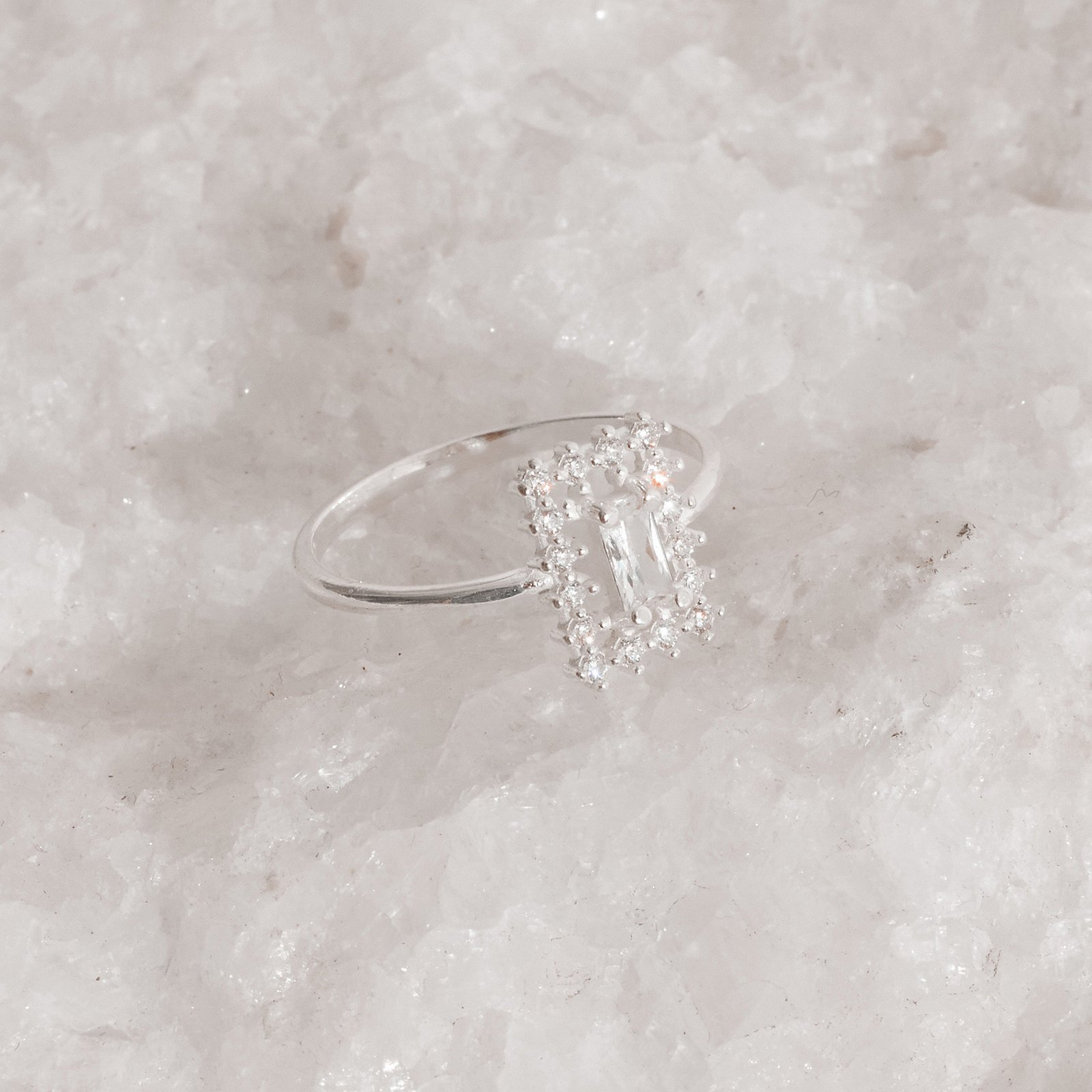 Anel zircônia retangular cristal com cravejado