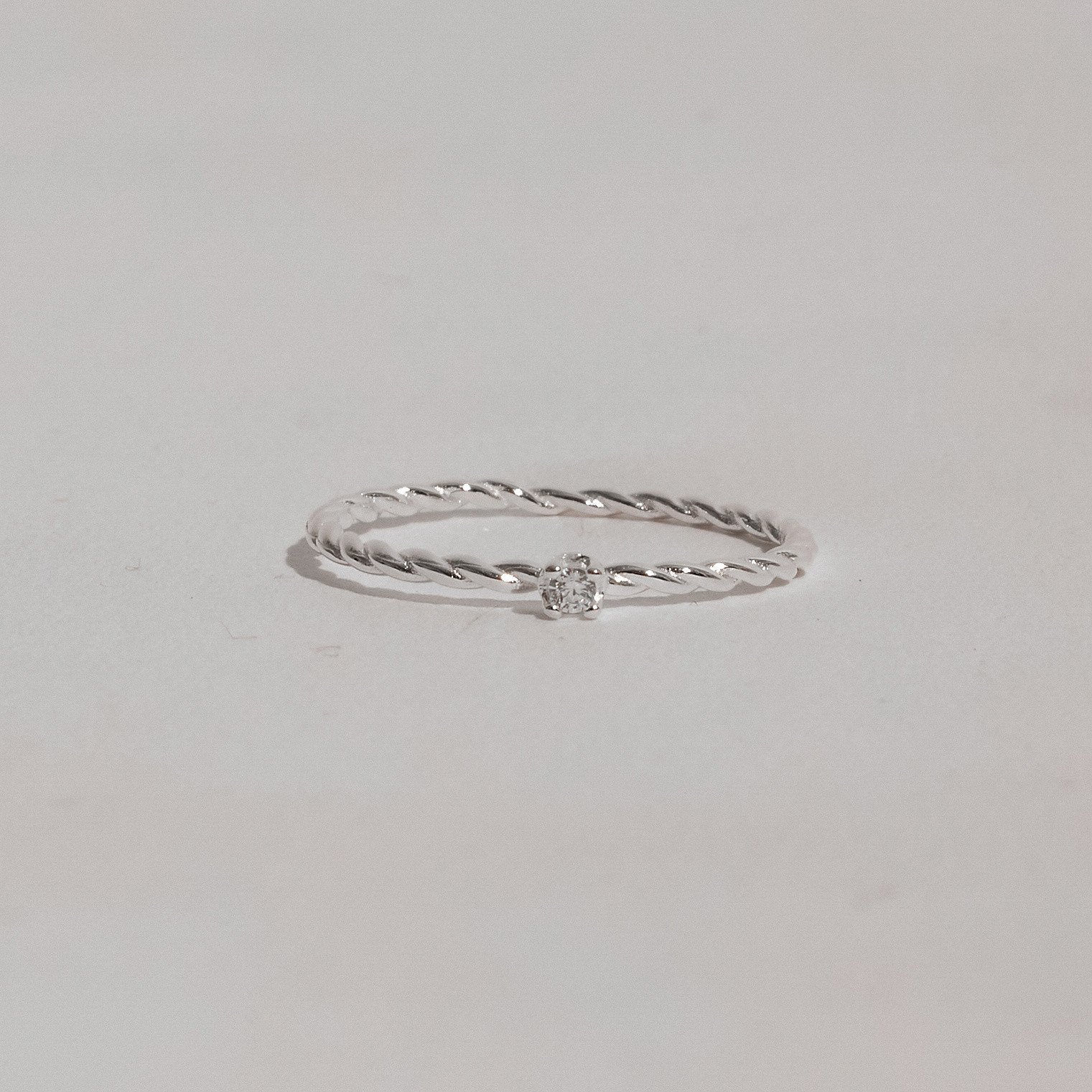 Anel torcido solitário 2mm