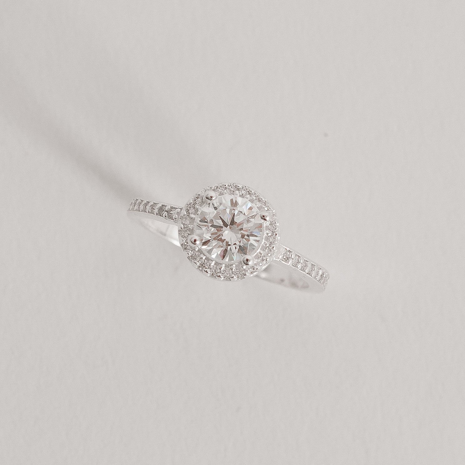 Anel zircônia redonda 6mm com cravejado cristal