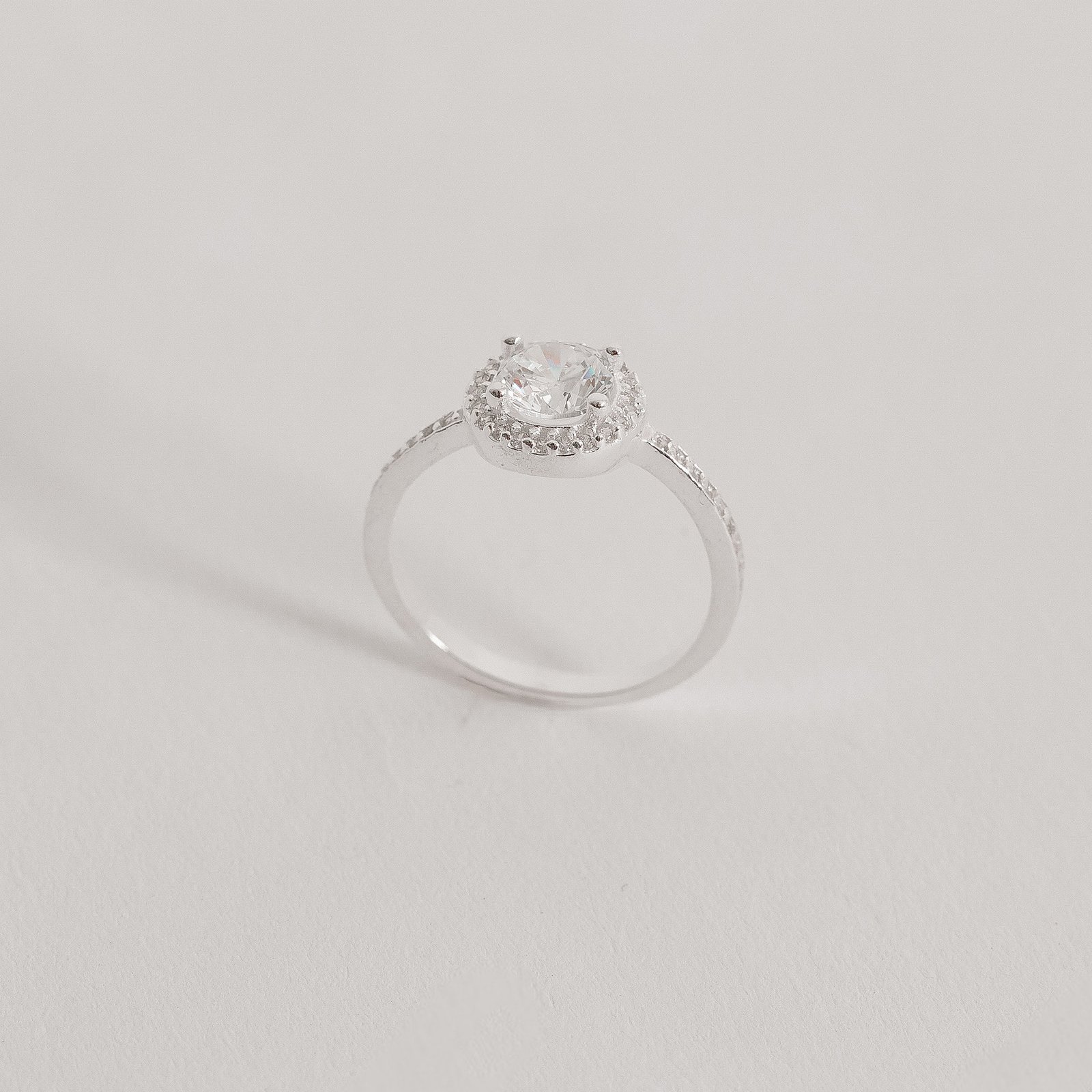 Anel zircônia redonda 6mm com cravejado cristal