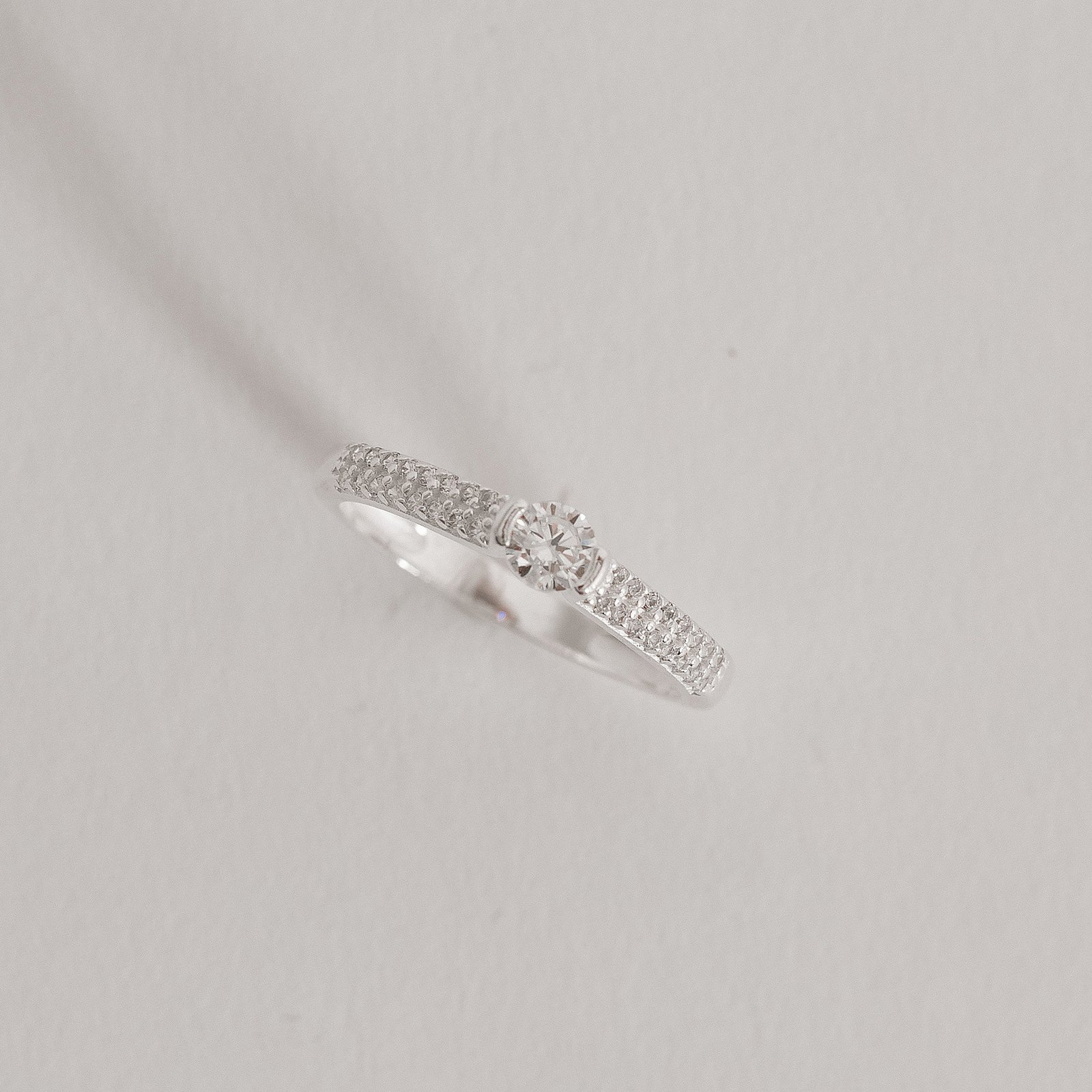 Anel solitário 4mm com duplo cravejado