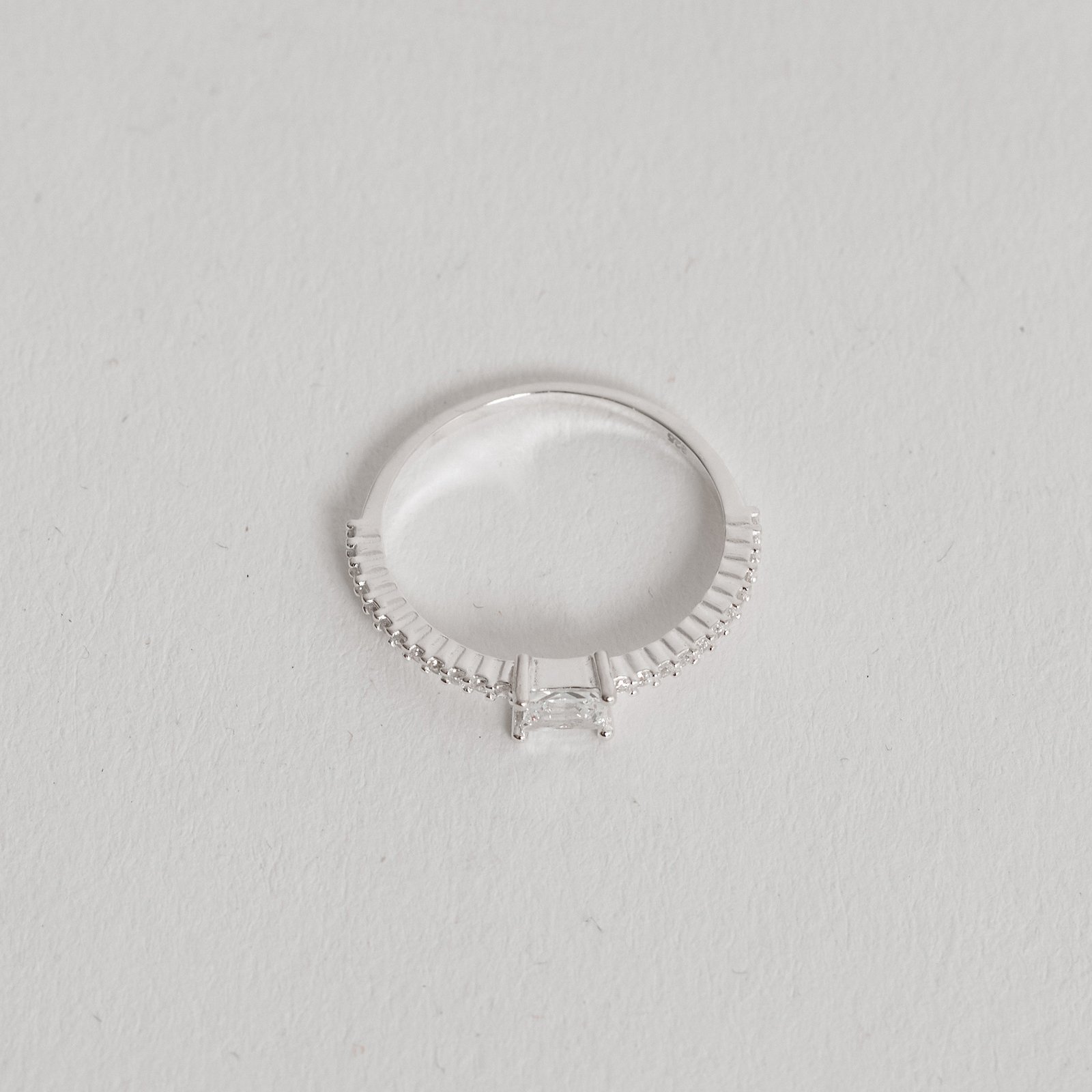 Anel meia aliança com solitário zircônia retangular 4mm