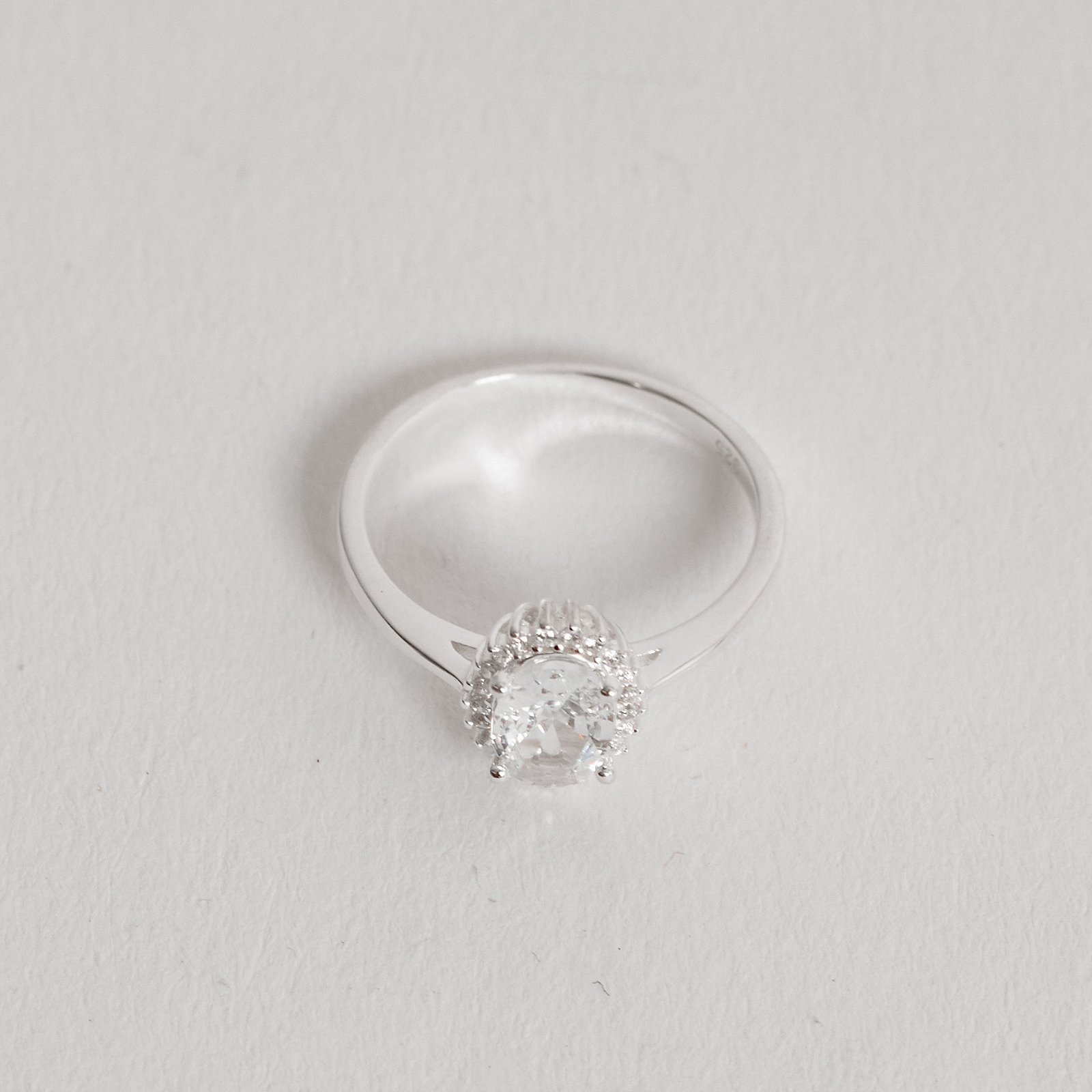 Anel zircônia oval com cravejado