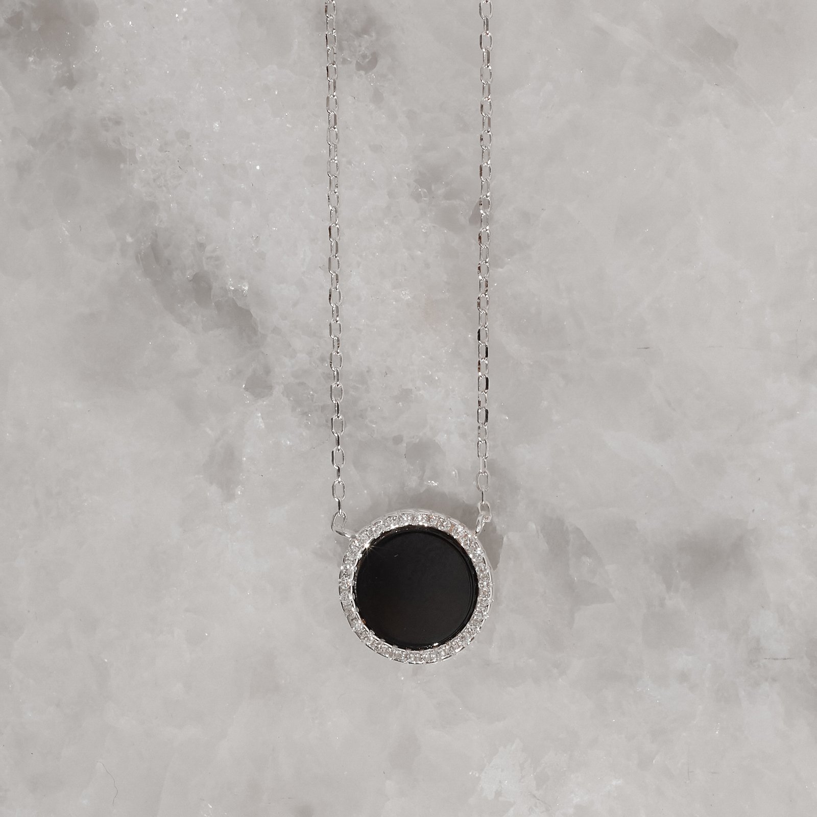 Colar círculo pedra ônix com cravejado 12mm corrente cadeado 45+5cm