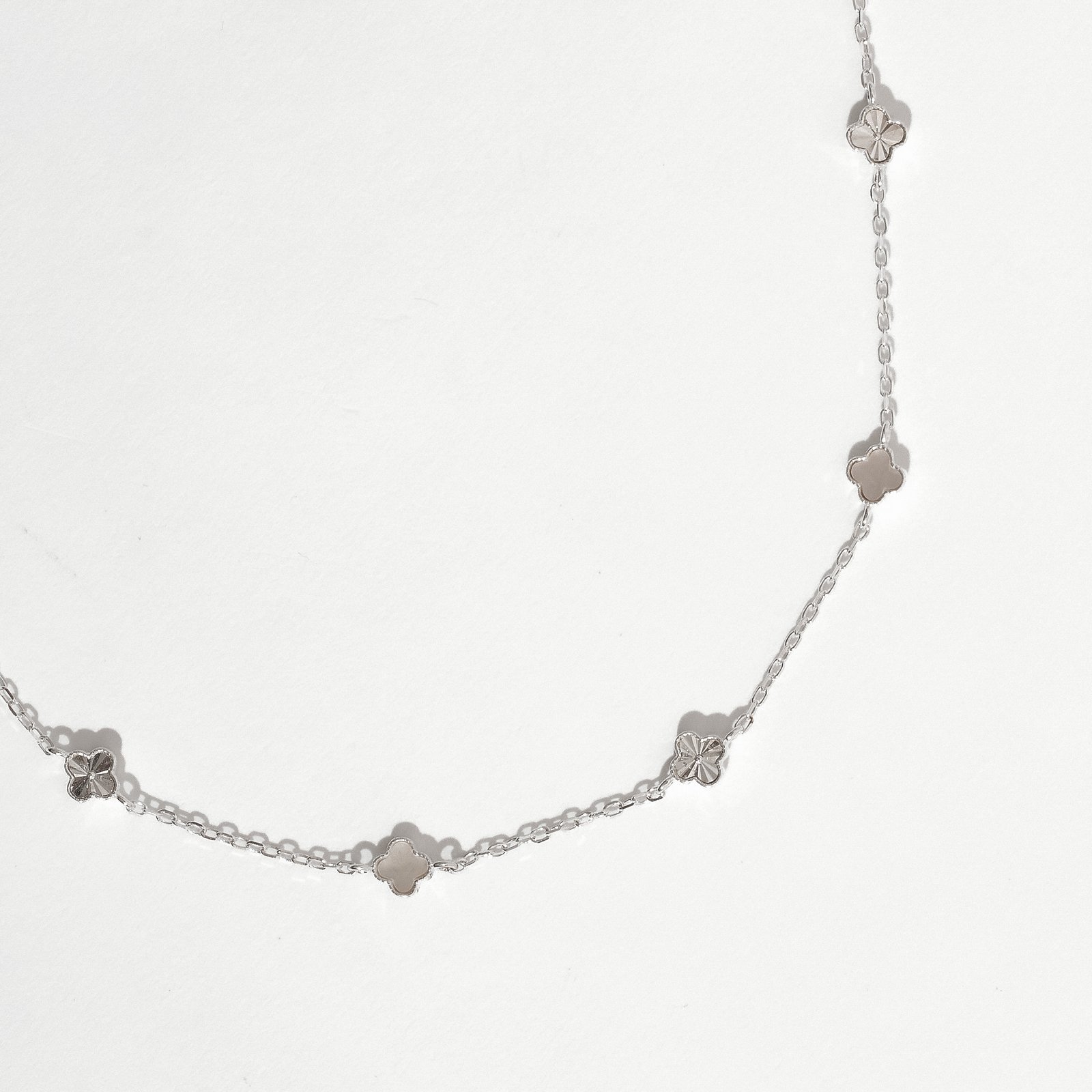 Colar entremeio trevos madrepérola e vinco 5mm corrente cadeado 60+5cm