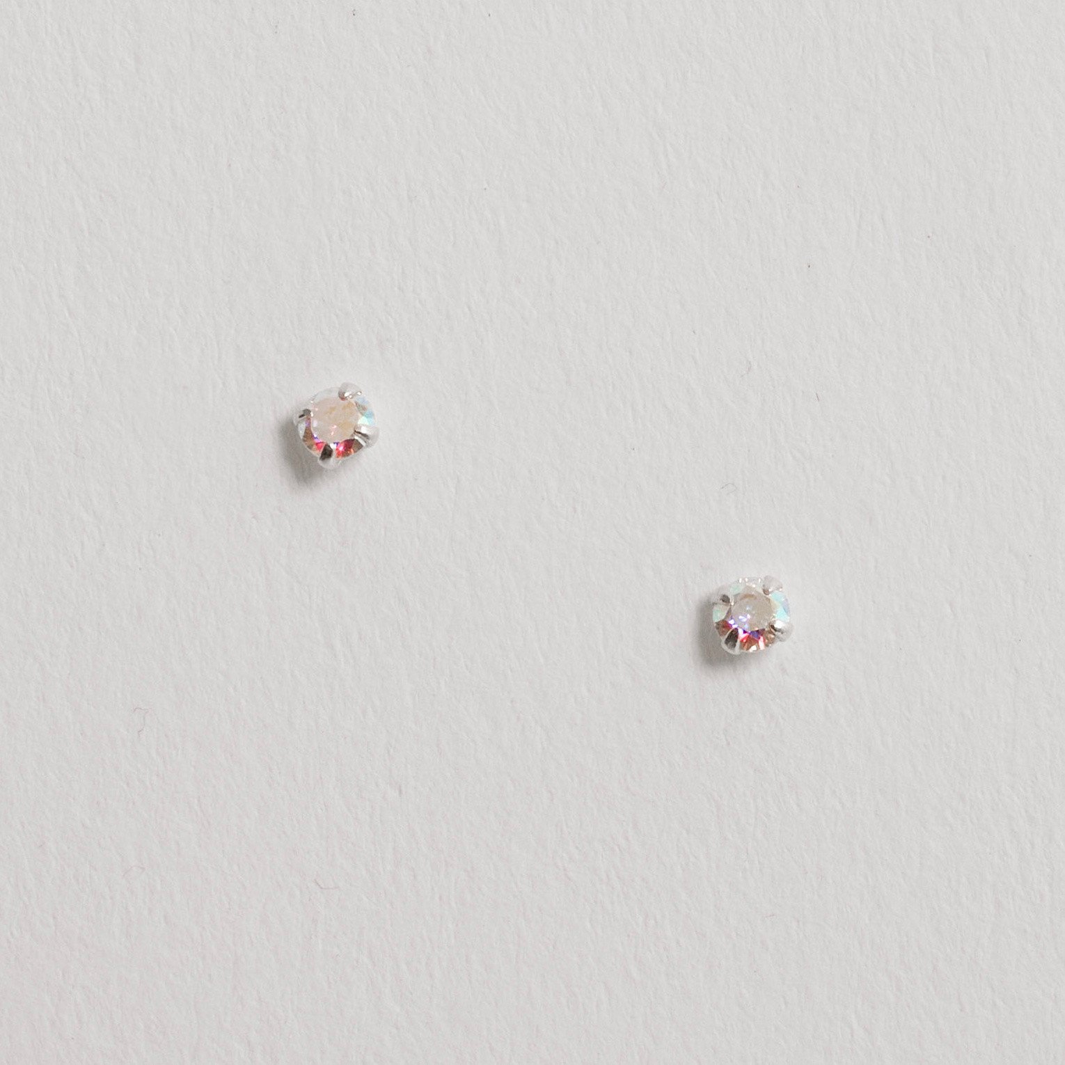 Brinco zircônia redonda furta-cor 3mm