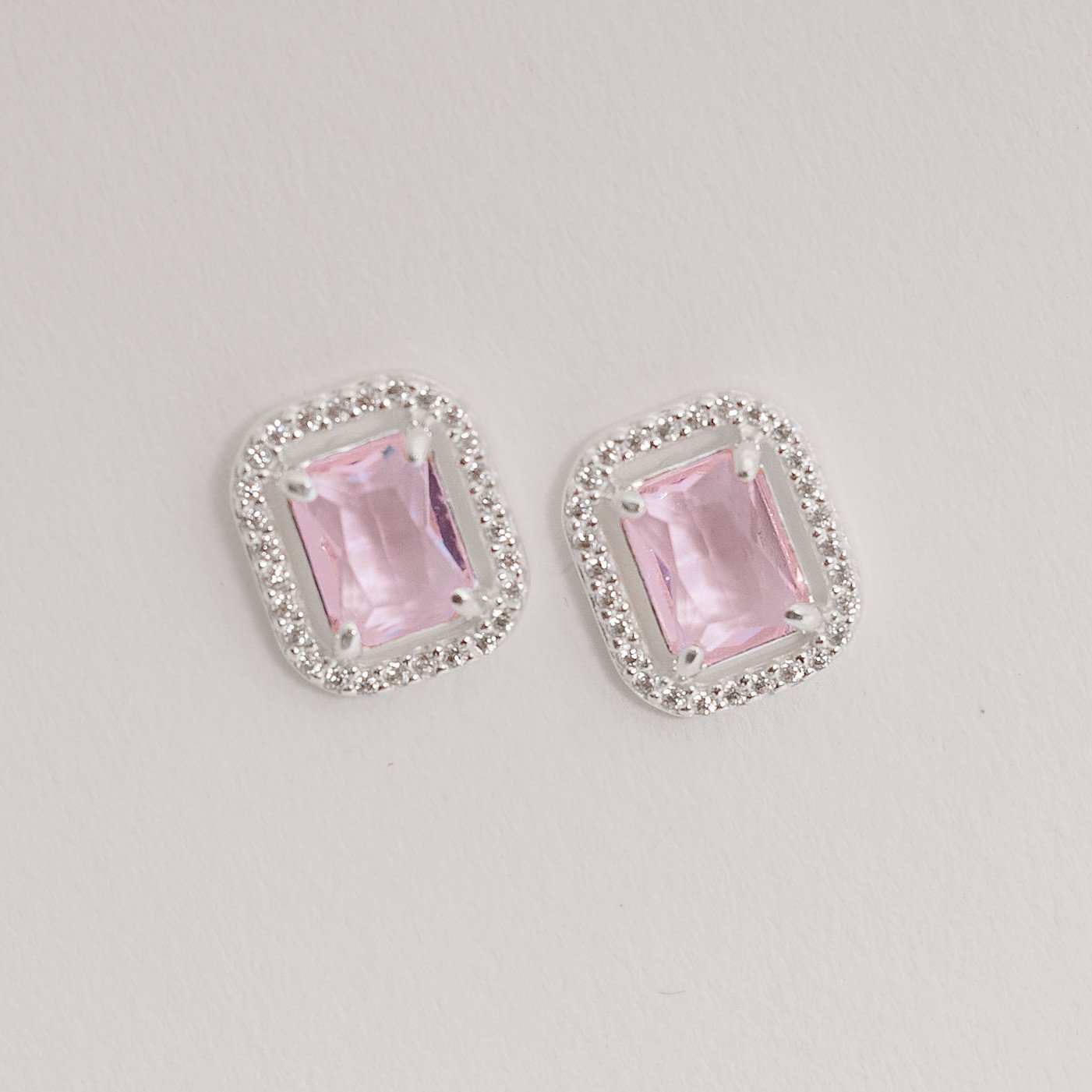 Brinco zircônia retangular rosa com cravejado 13mm