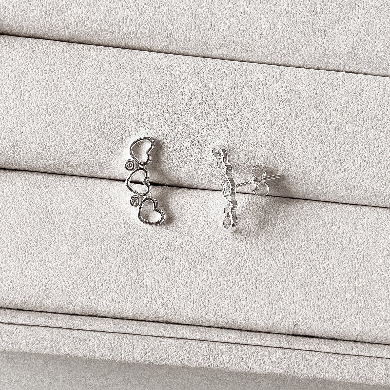 Brinco ear cuff 3 corações vazados detalhe zircônias tarraxa