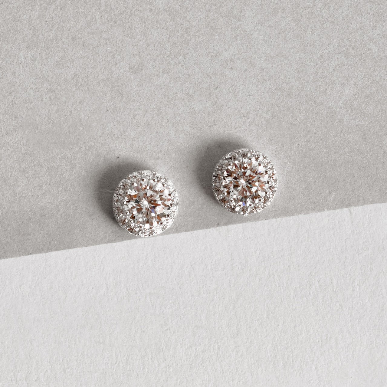 Brinco moissanite 5mm com cravejado cristal ródio