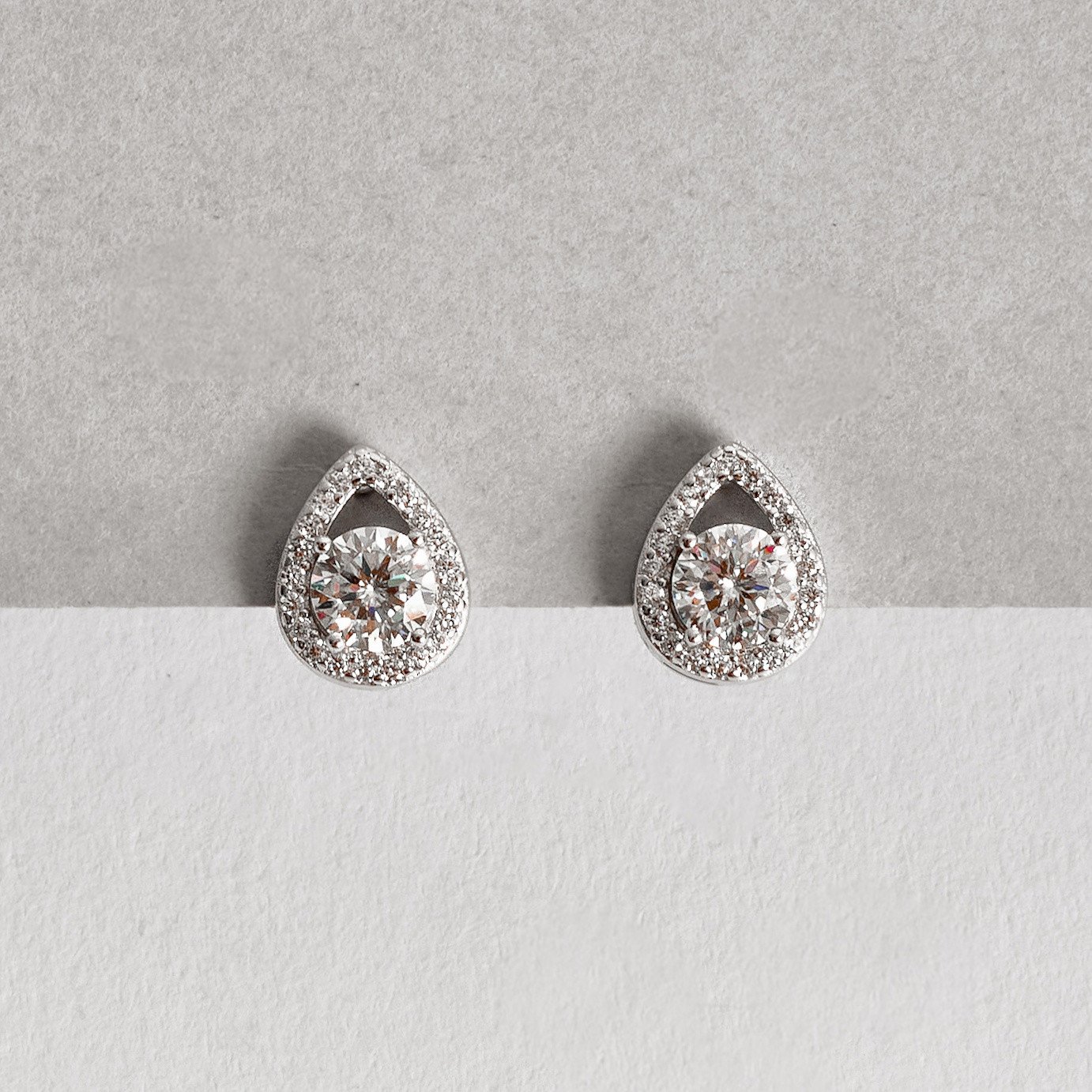 Brinco moissanite 5mm com gota vazada cravejada ródio