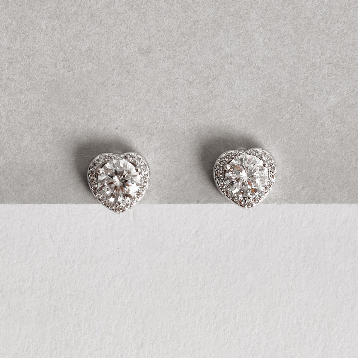Brinco moissanite cristal 5mm com coração cravejado ródio