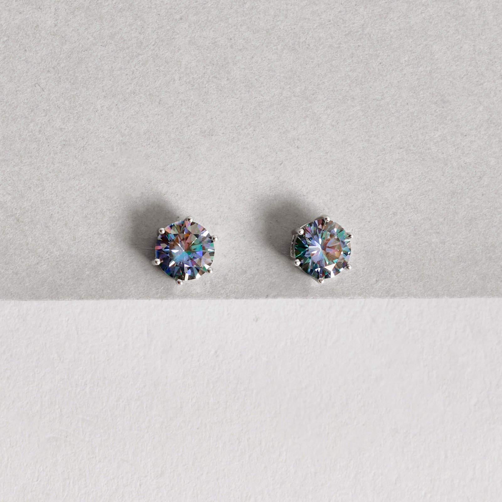 Brinco moissanite rainbow green 6.5mm ródio