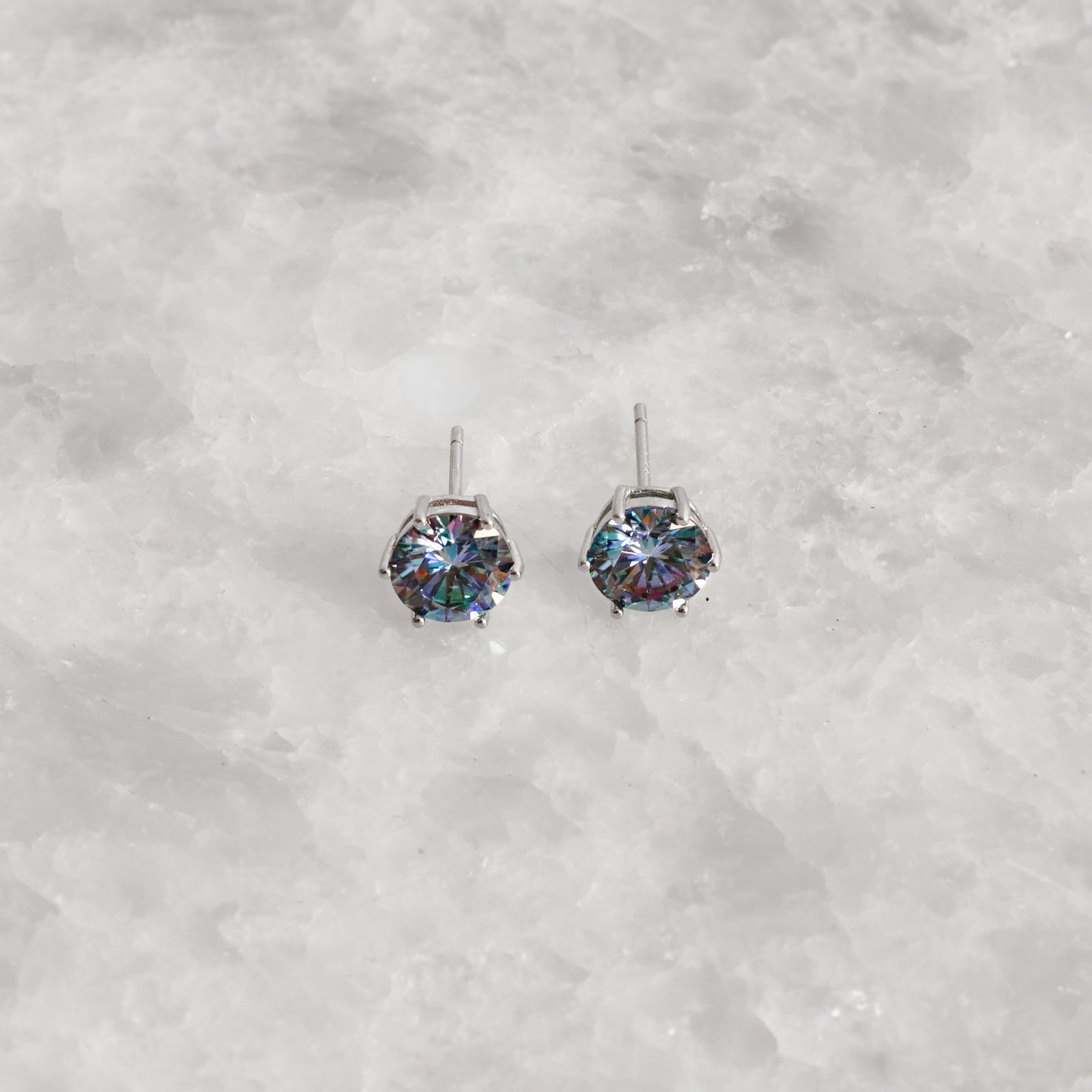 Brinco moissanite rainbow green 6.5mm ródio