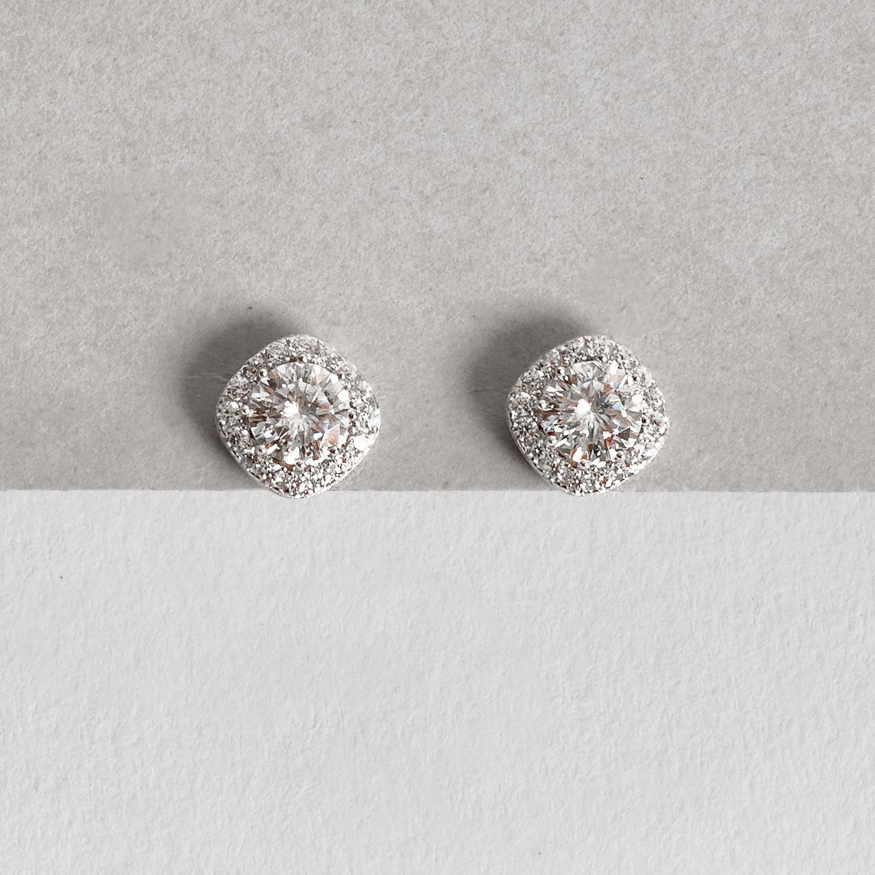 Brinco moissanite cristal 5mm com quadrado cravejado ródio