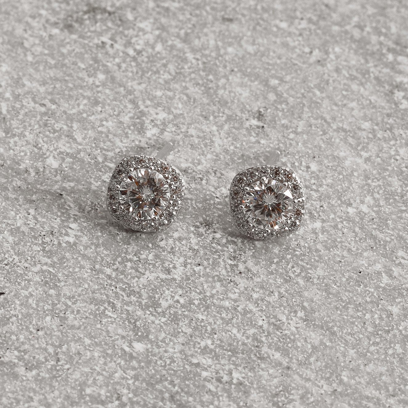 Brinco moissanite cristal 5mm com quadrado cravejado ródio