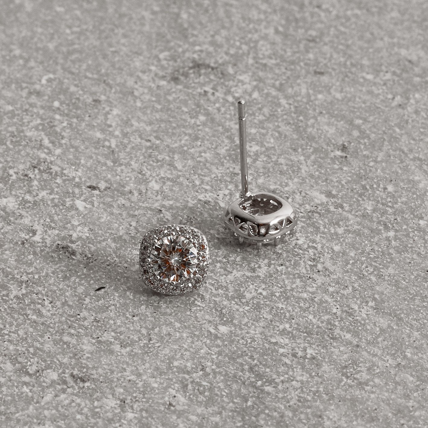 Brinco moissanite cristal 5mm com quadrado cravejado ródio