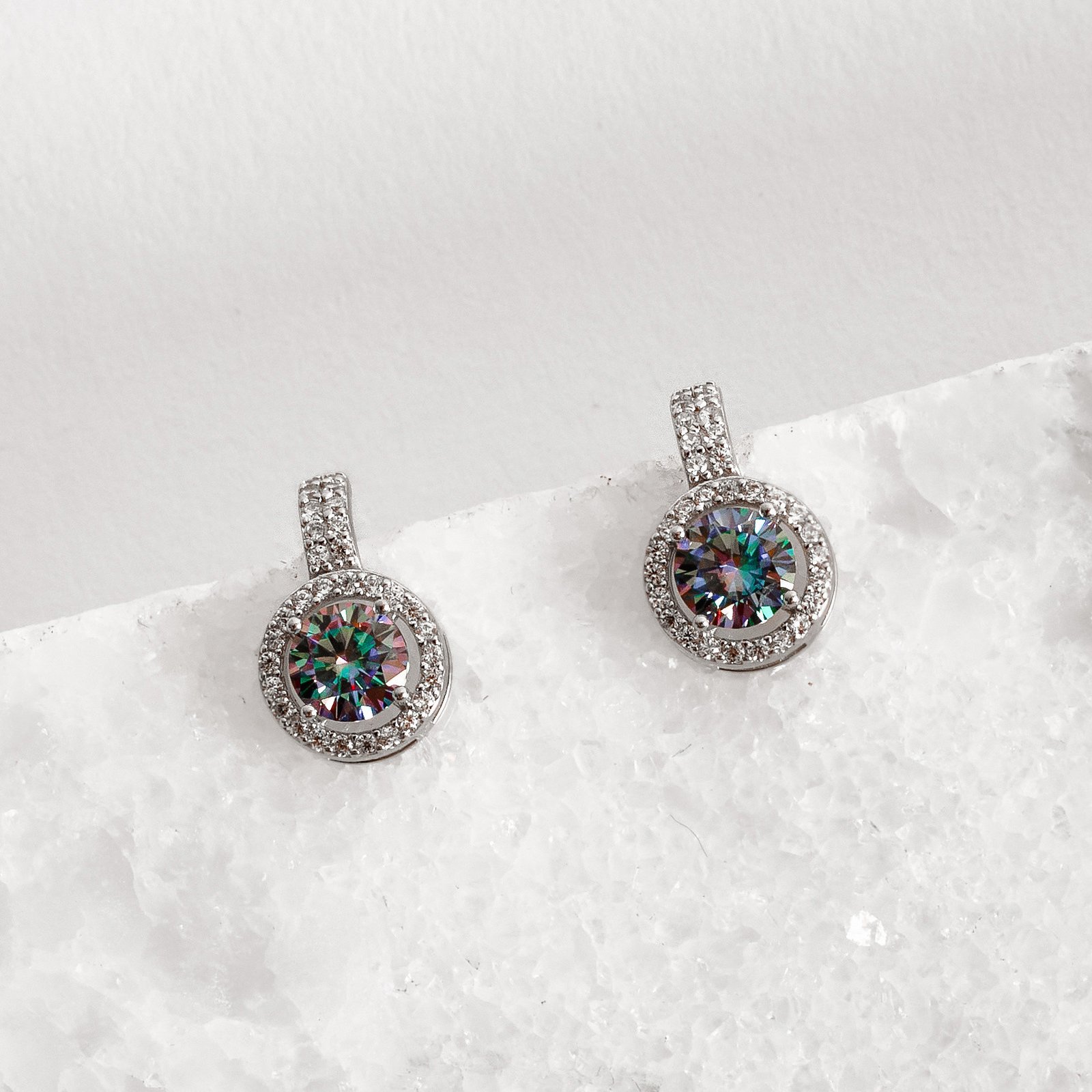 Imagem Brinco meia argola moissanite rainbow green 5mm com cravejado ródio