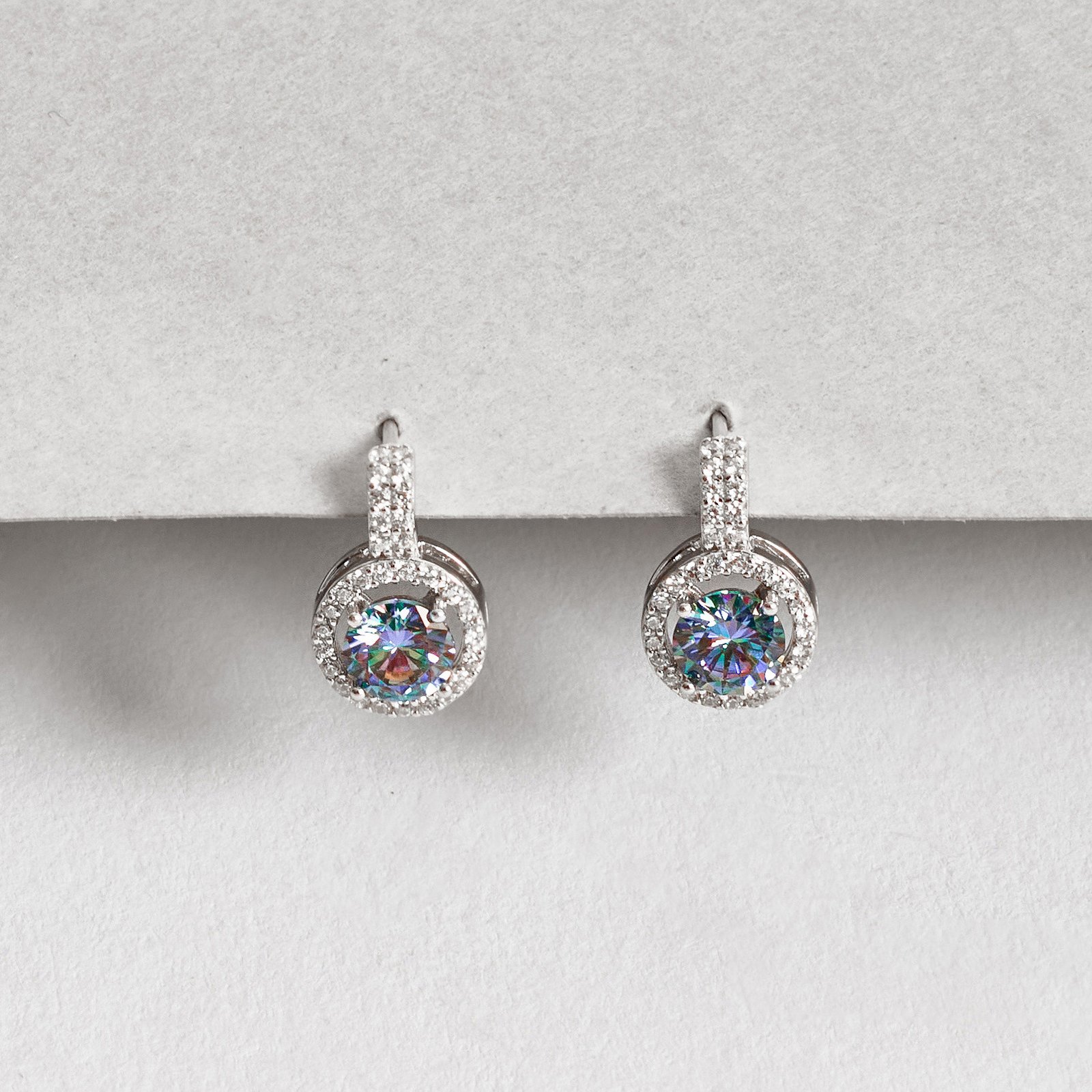 Brinco meia argola moissanite rainbow green 5mm com cravejado ródio