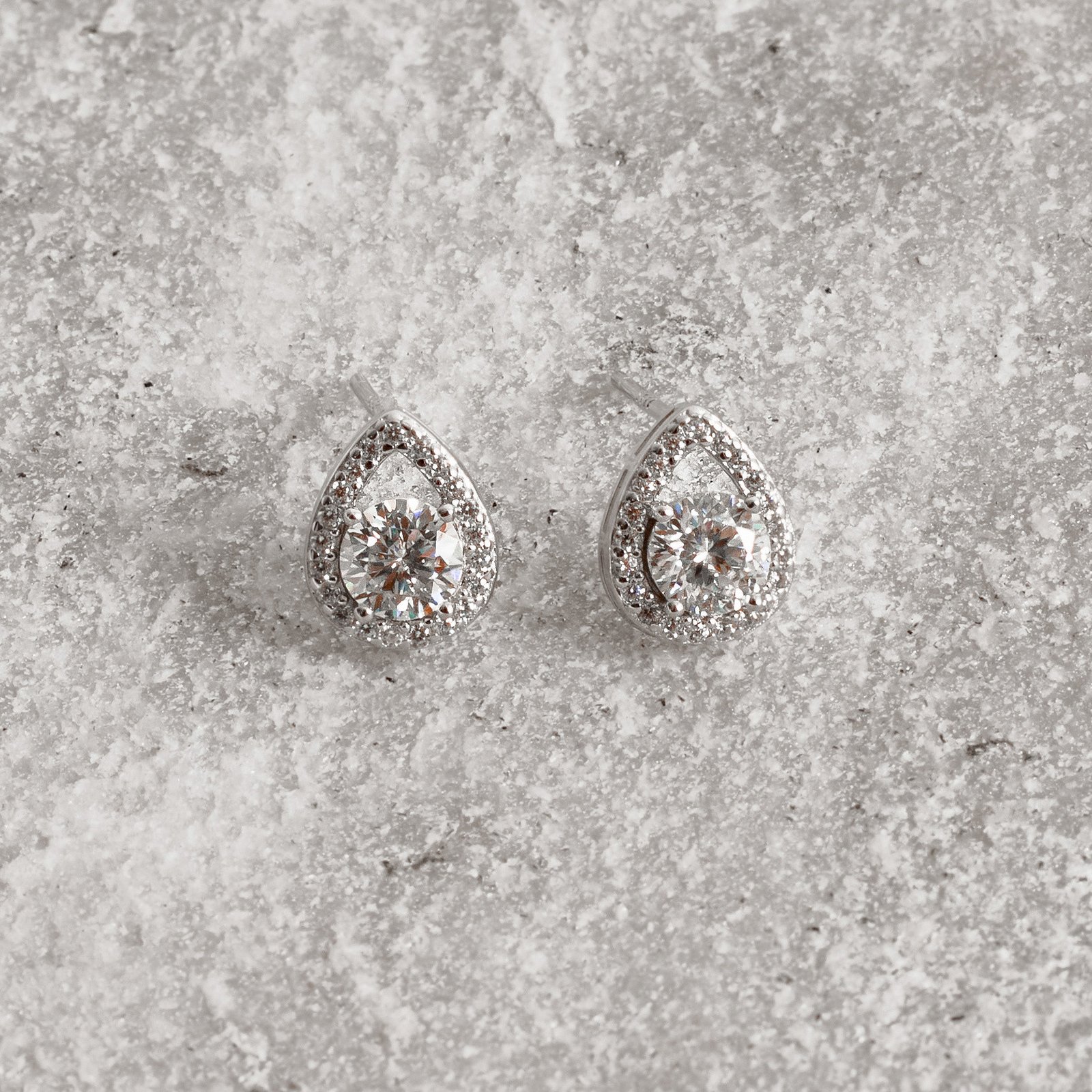 Brinco moissanite 5mm com gota vazada cravejada ródio