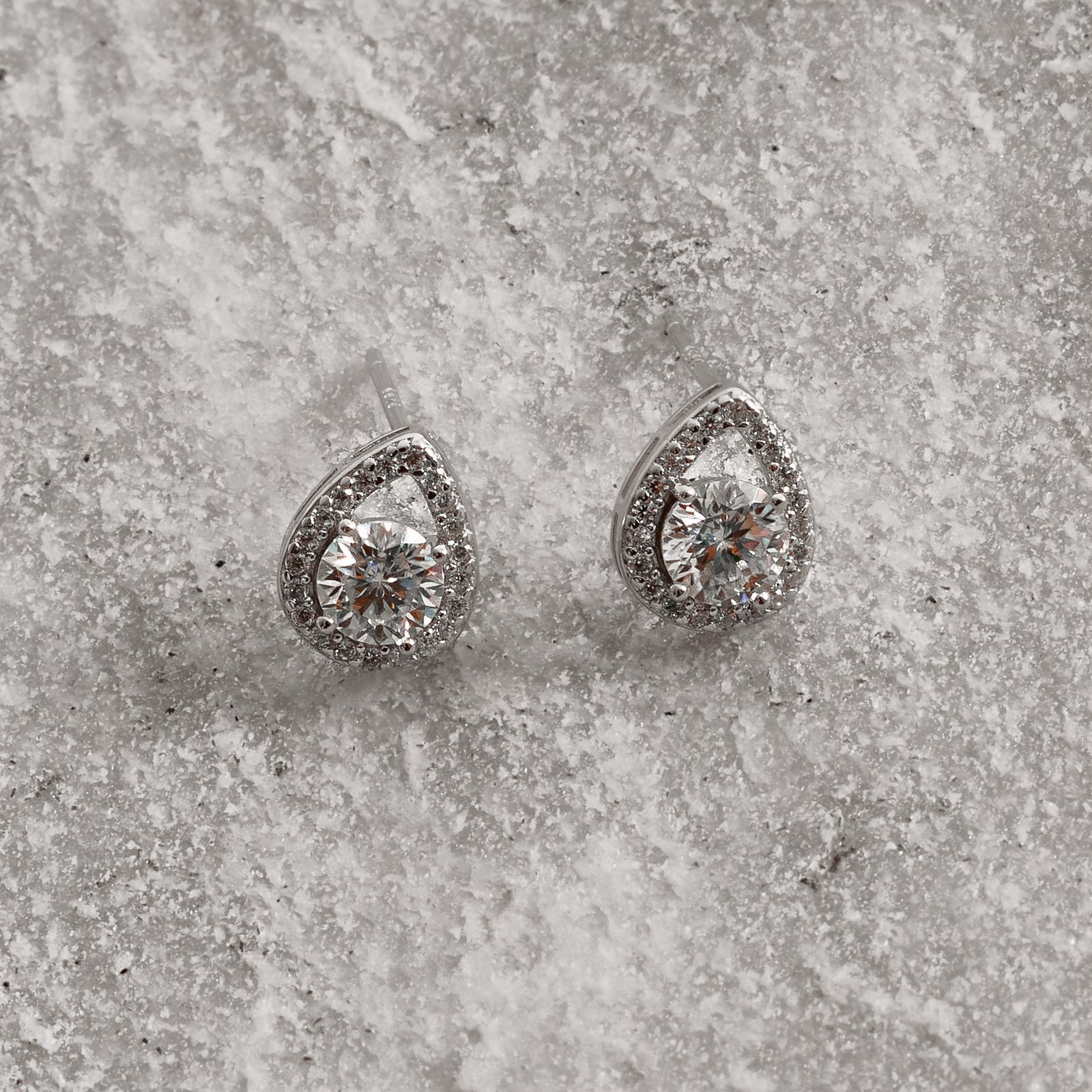 Brinco moissanite 5mm com gota vazada cravejada ródio