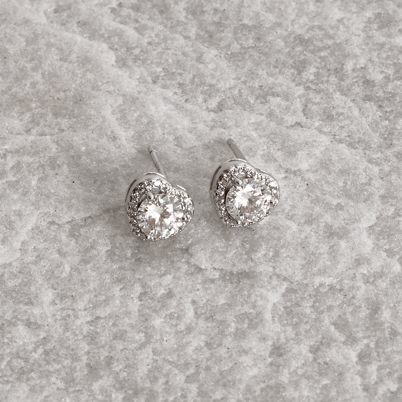 Brinco moissanite cristal 5mm com coração cravejado ródio