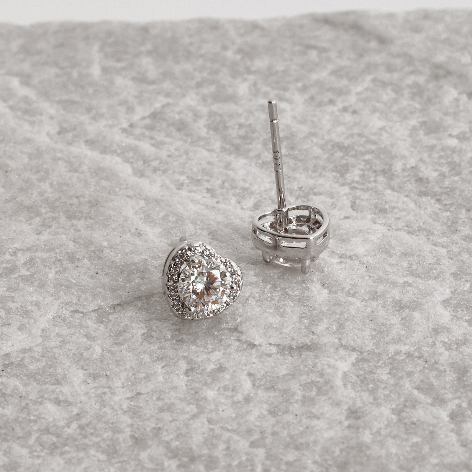 Brinco moissanite cristal 5mm com coração cravejado ródio