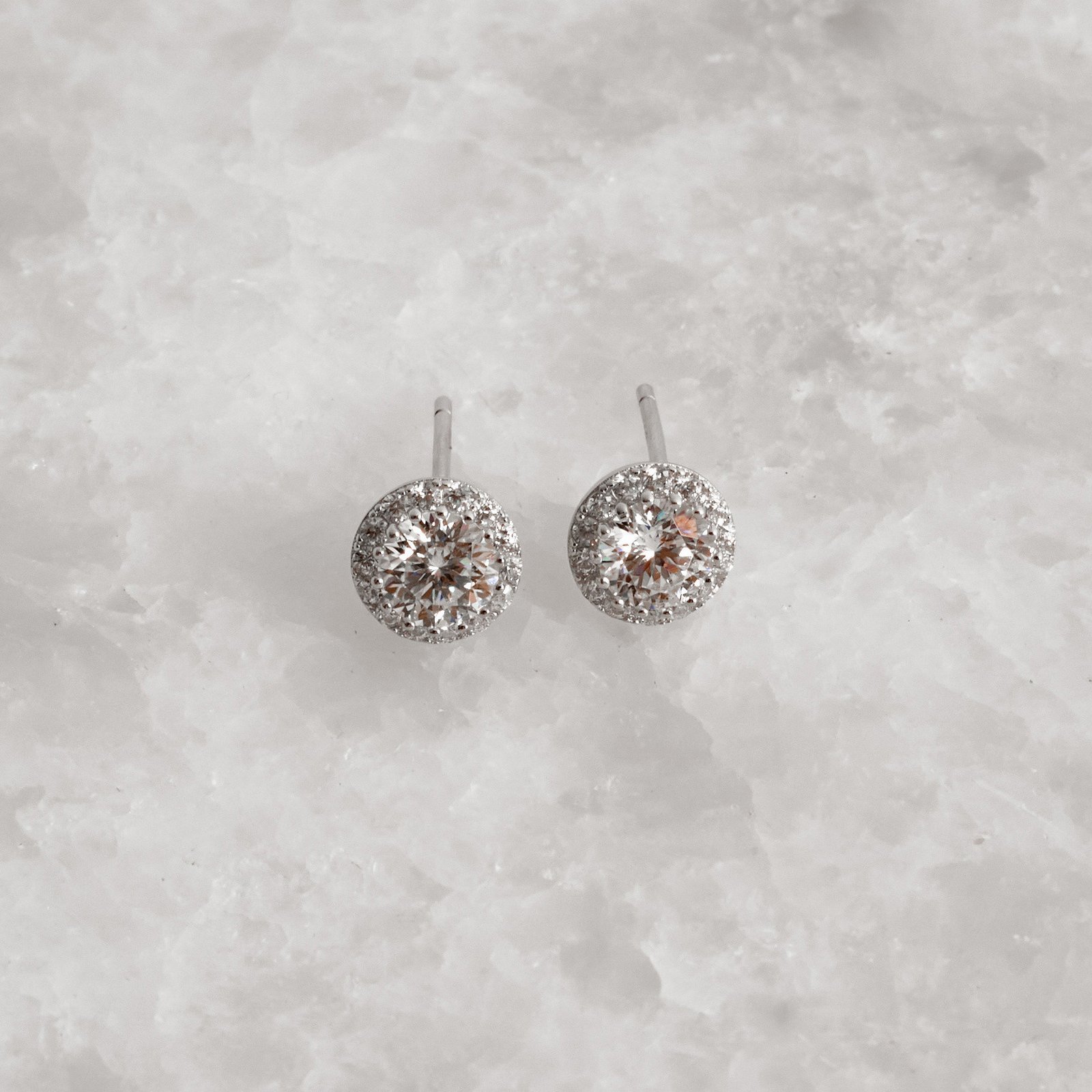Brinco moissanite 5mm com cravejado cristal ródio