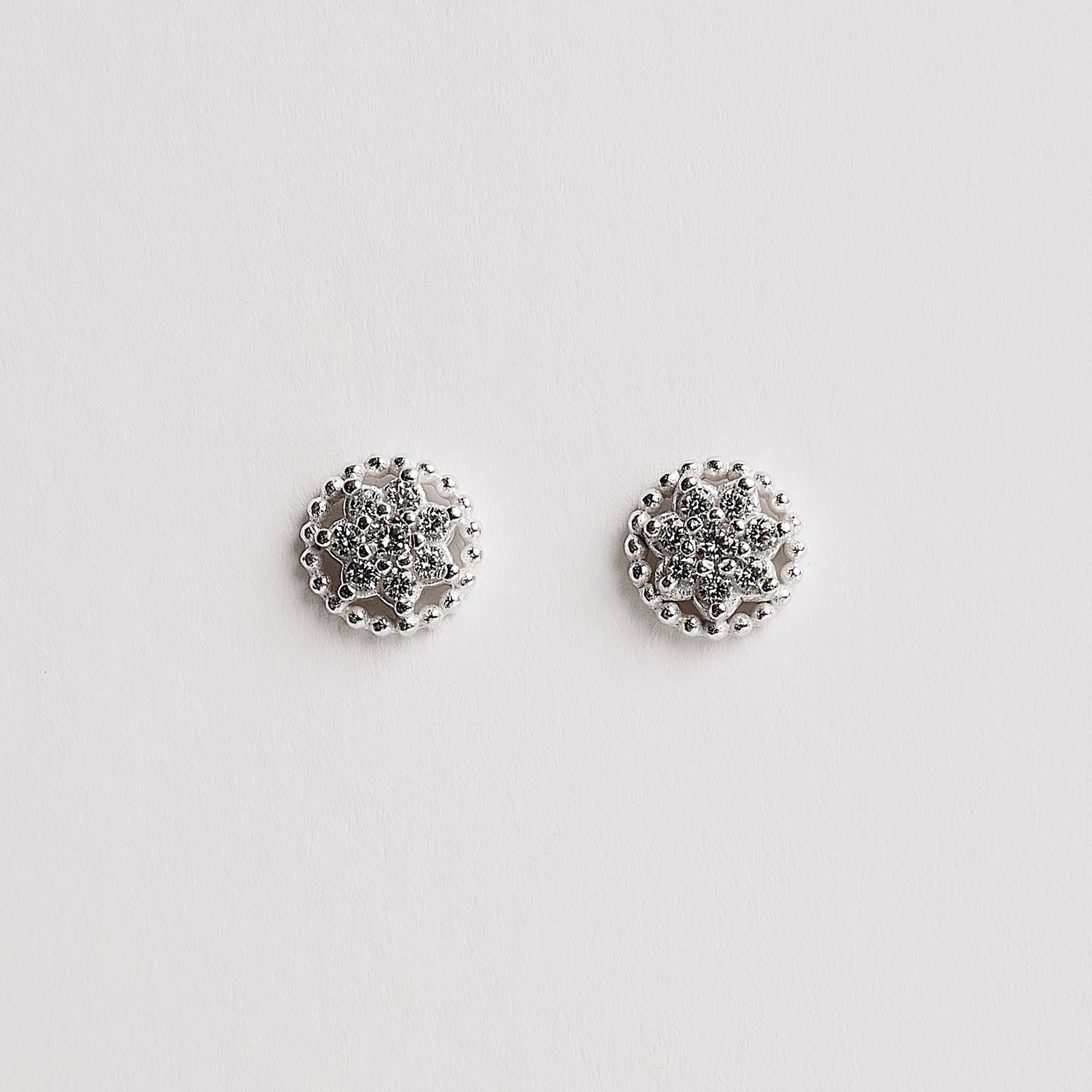 Imagem Brinco flor cravejada com bolinhas 8mm