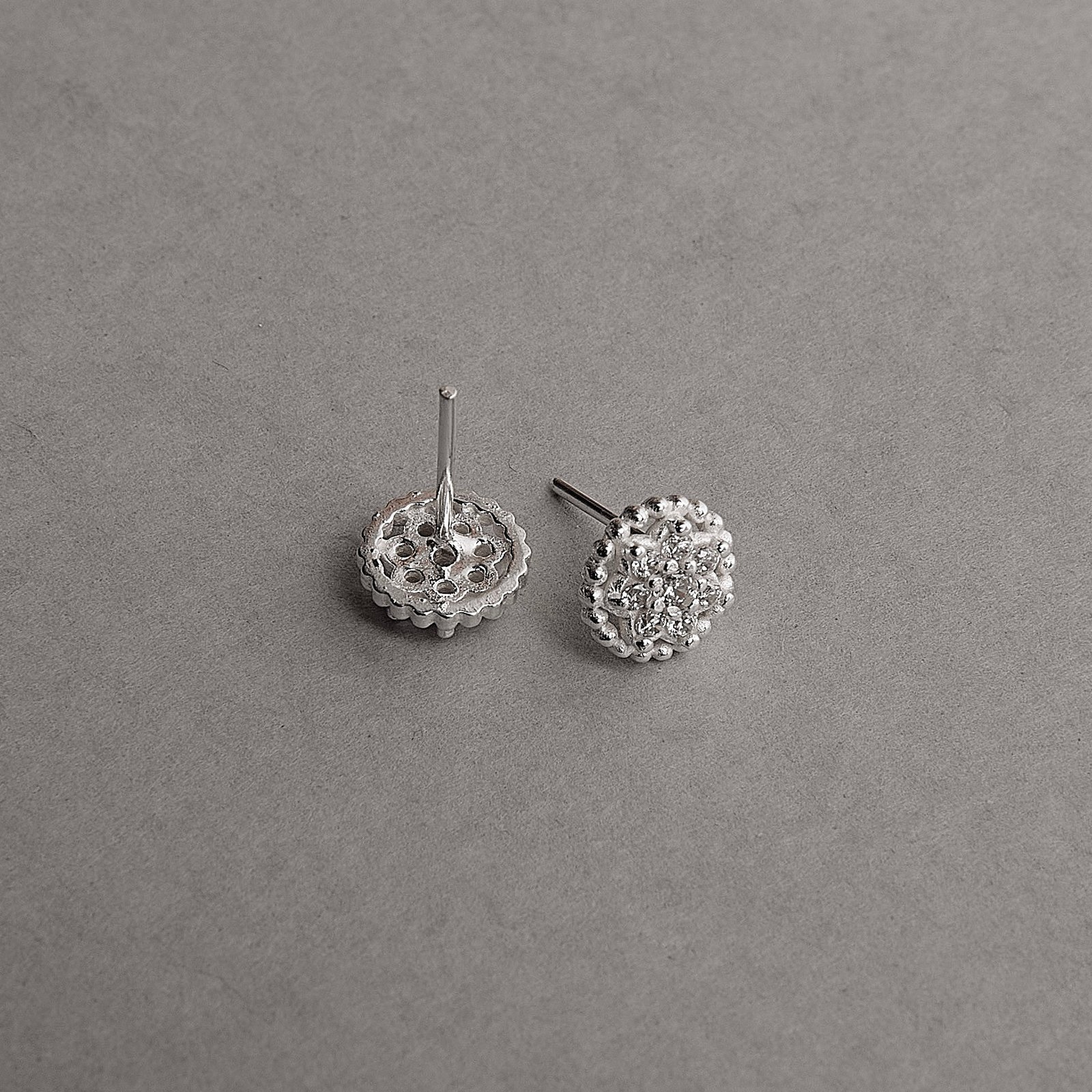 Imagem Secundária Brinco flor cravejada com bolinhas 8mm