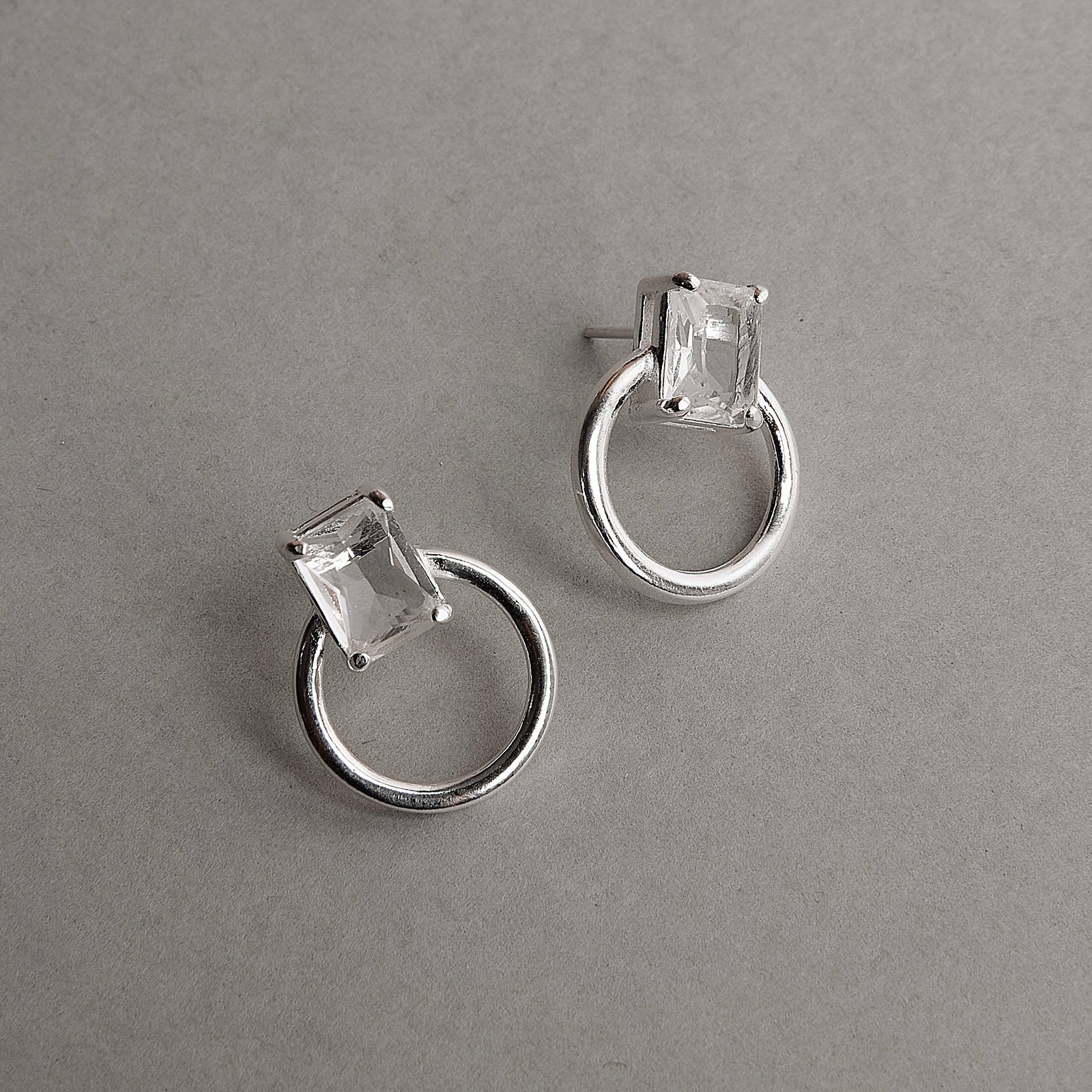 Brinco zircônia retangular com círculo vazado 18mm