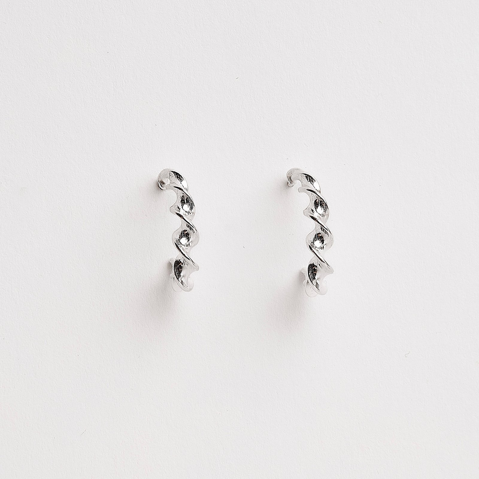 Argola oval torcida 20mm tarraxa