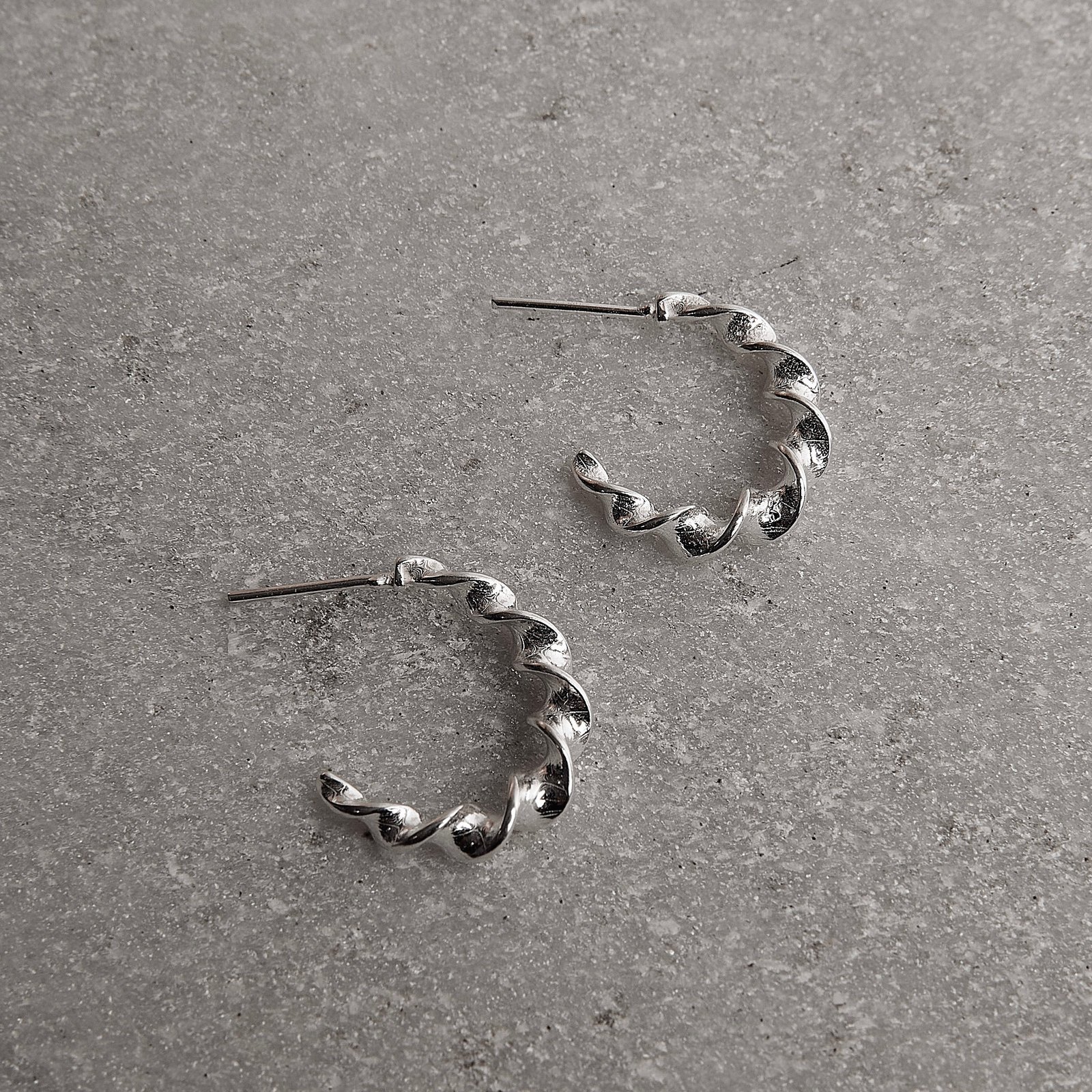 Argola oval torcida 20mm tarraxa